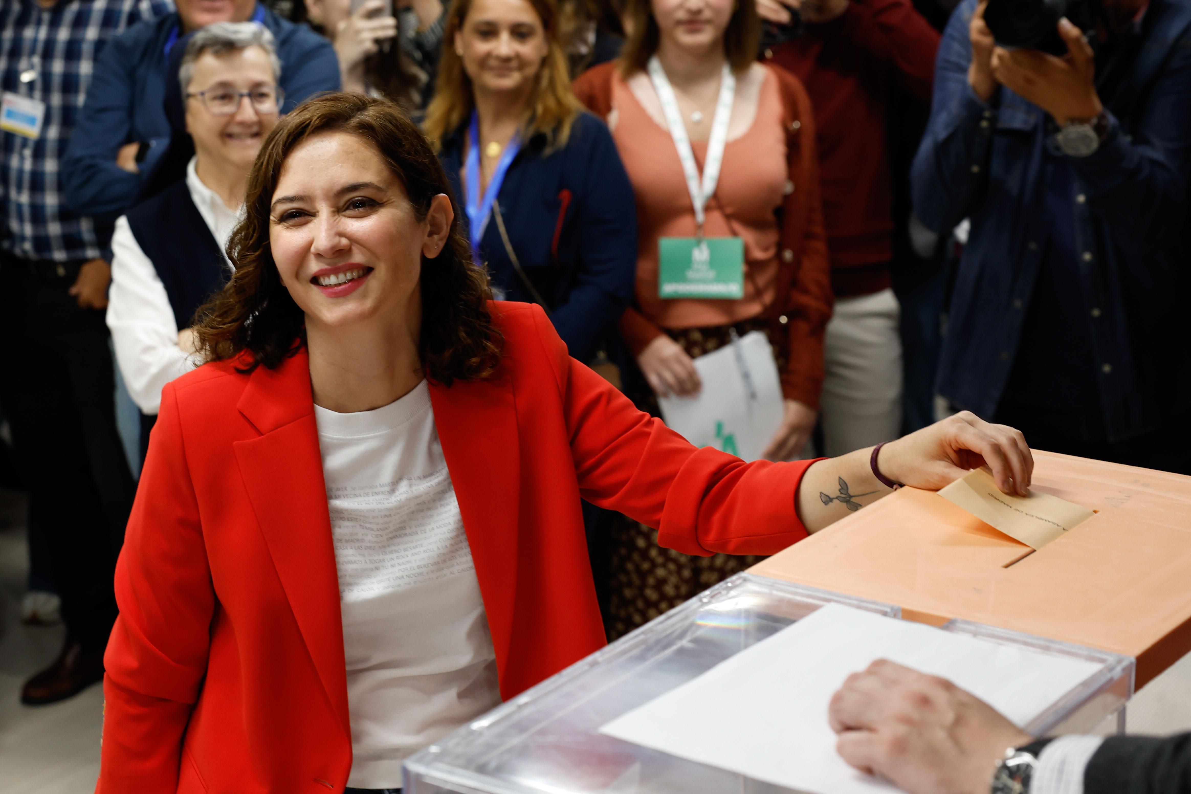 MADRID, 28/05/2023.- La presidenta de la Comunidad de Madrid y candidata del PP a la reelección, Isabel Díaz Ayuso ejerce su derecho al voto en el colegio electoral de Inmaculada Marillac en Madrid este domingo durante las elecciones municipales y autonómicas. EFE/Chema Moya