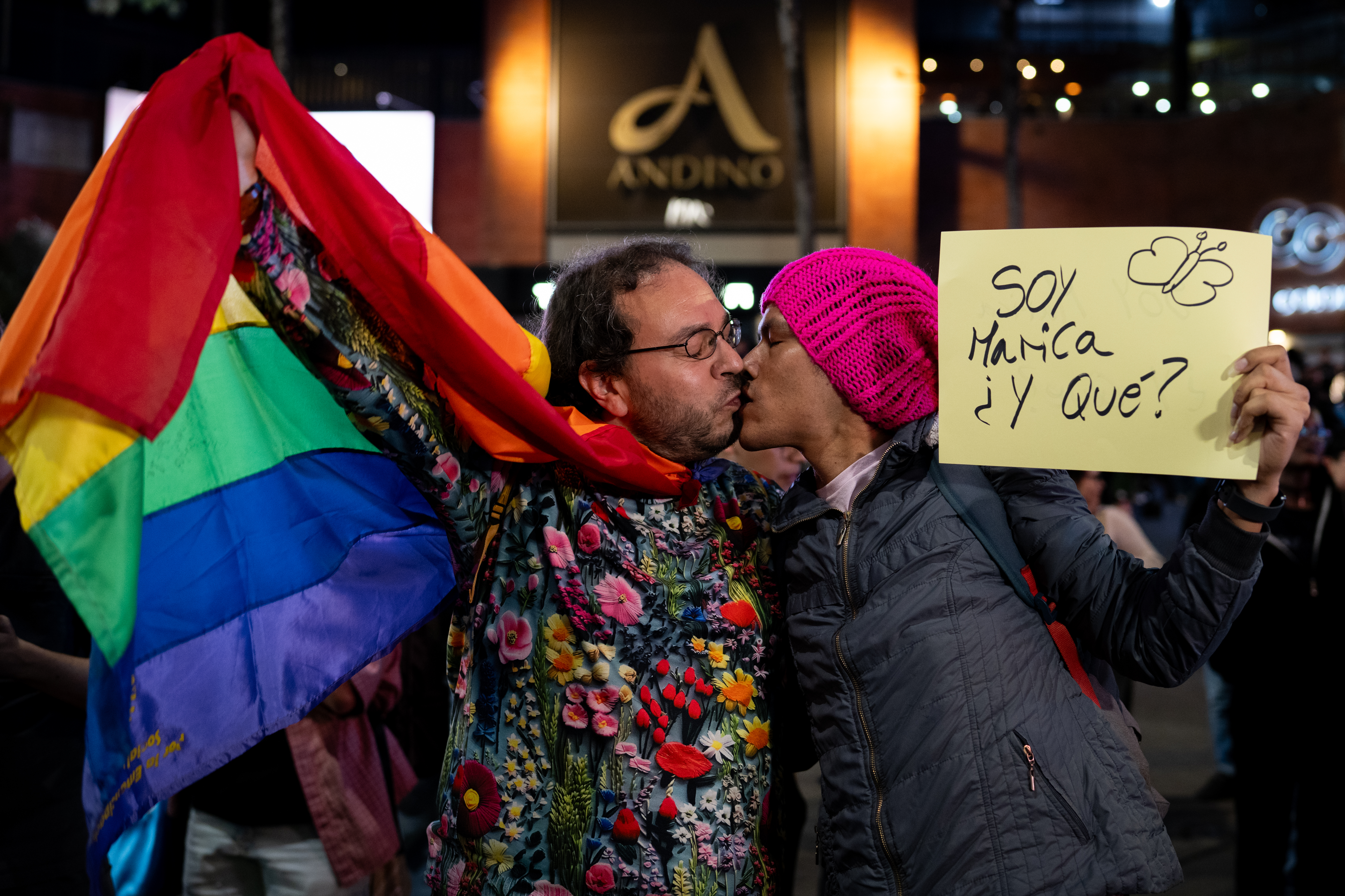 En fotos | Así se vivió la besatón convocada frente al Centro Comercial Andino