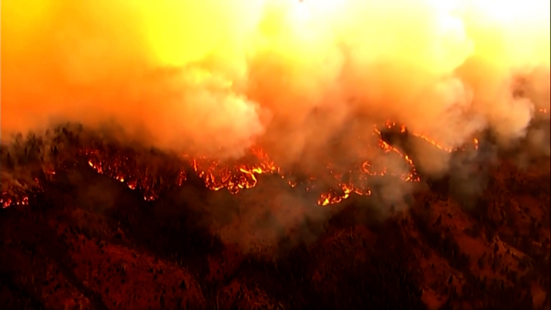 Las imágenes del grave incendio que prendió las alarmas en California