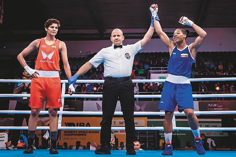 Jasmine Jasmine (izq.), tras perder con Angie Valdez en el mundial. / IBA