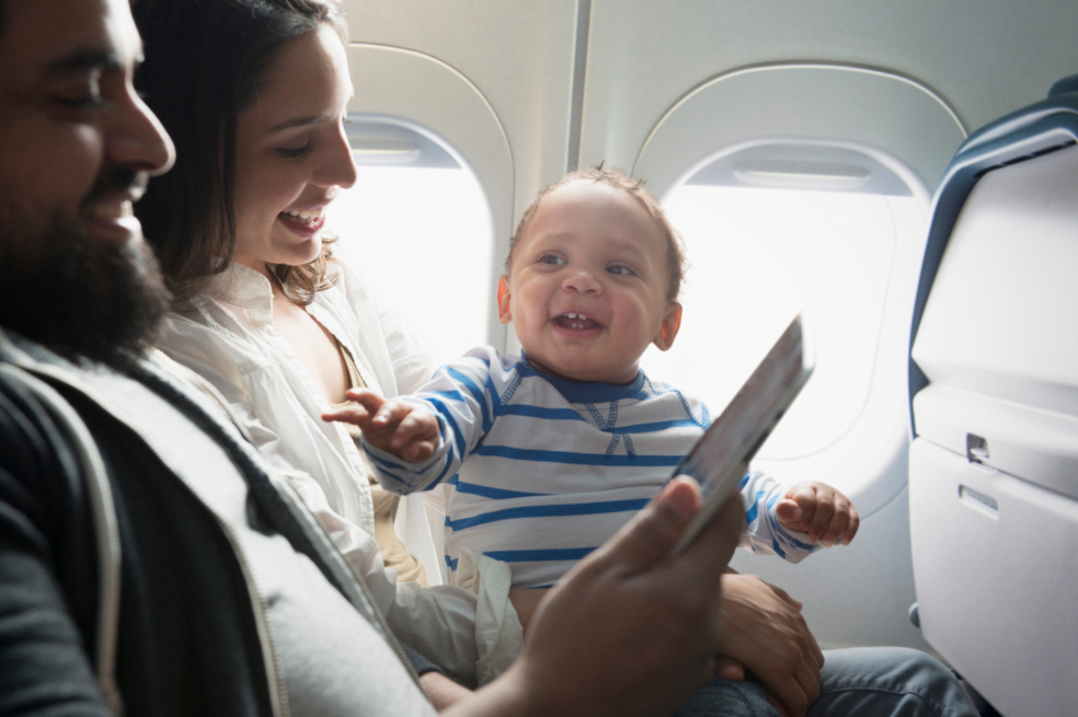 8 consejos prácticos para viajar en avión con tu bebé