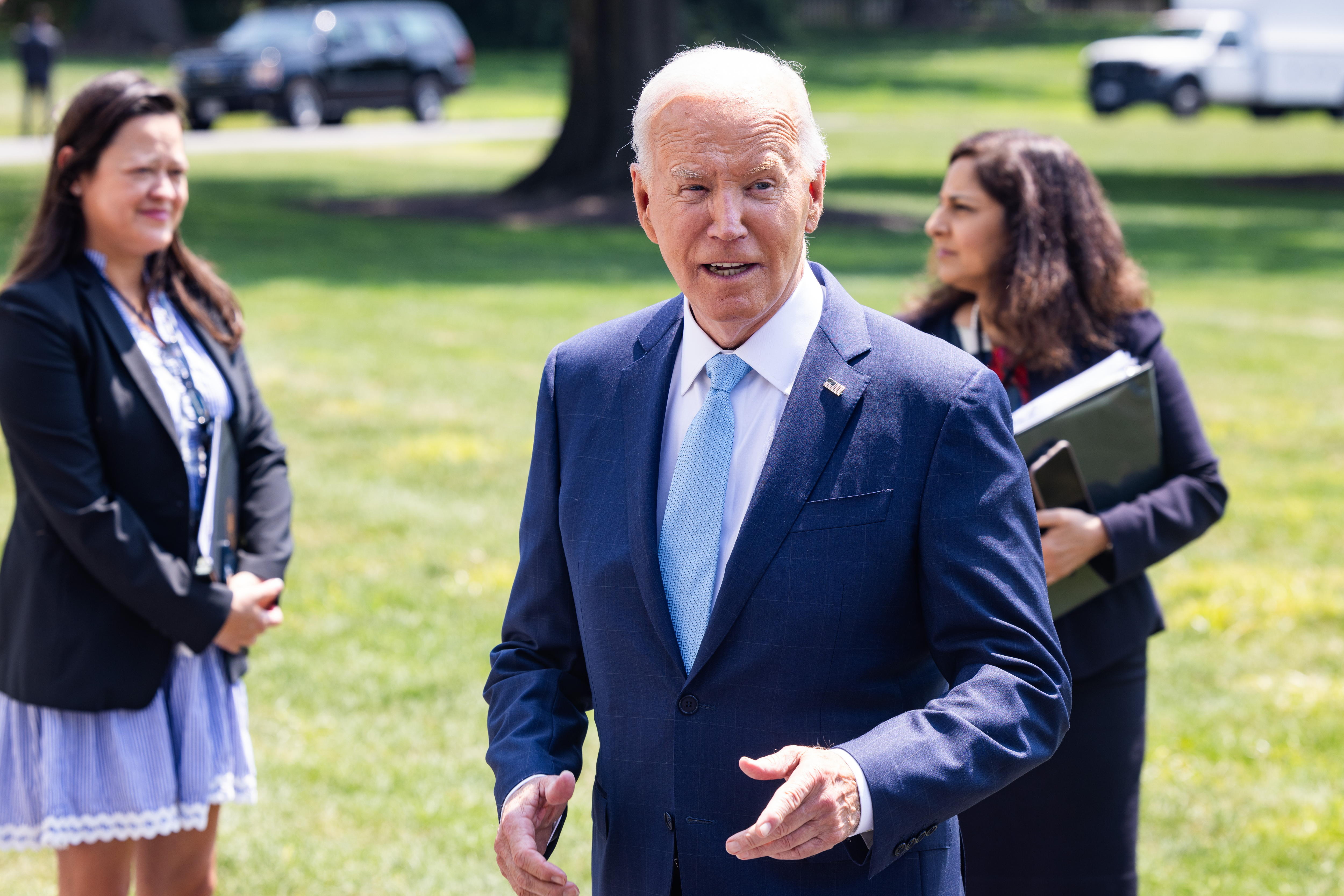 Washington (United States), 15/08/2024.- US President Joe Biden (C) speaks to the media as he departs the White House to appear alongside Vice President and Democratic presidential candidate Kamala Harris (not pictured) at an event to unveil lower prescription drug costs, in Washington, DC, USA, 15 August 2024. This will be the first official appearance of Biden and Harris together since Biden dropped out of the 2024 presidential race. The United States Department of Health and Human Services (HHS) has reached agreements for lower prescription drug prices of the first 10 drugs selected for the Medicare drug price negotiation program, according to the White House. (Estados Unidos) EFE/EPA/JIM LO SCALZO