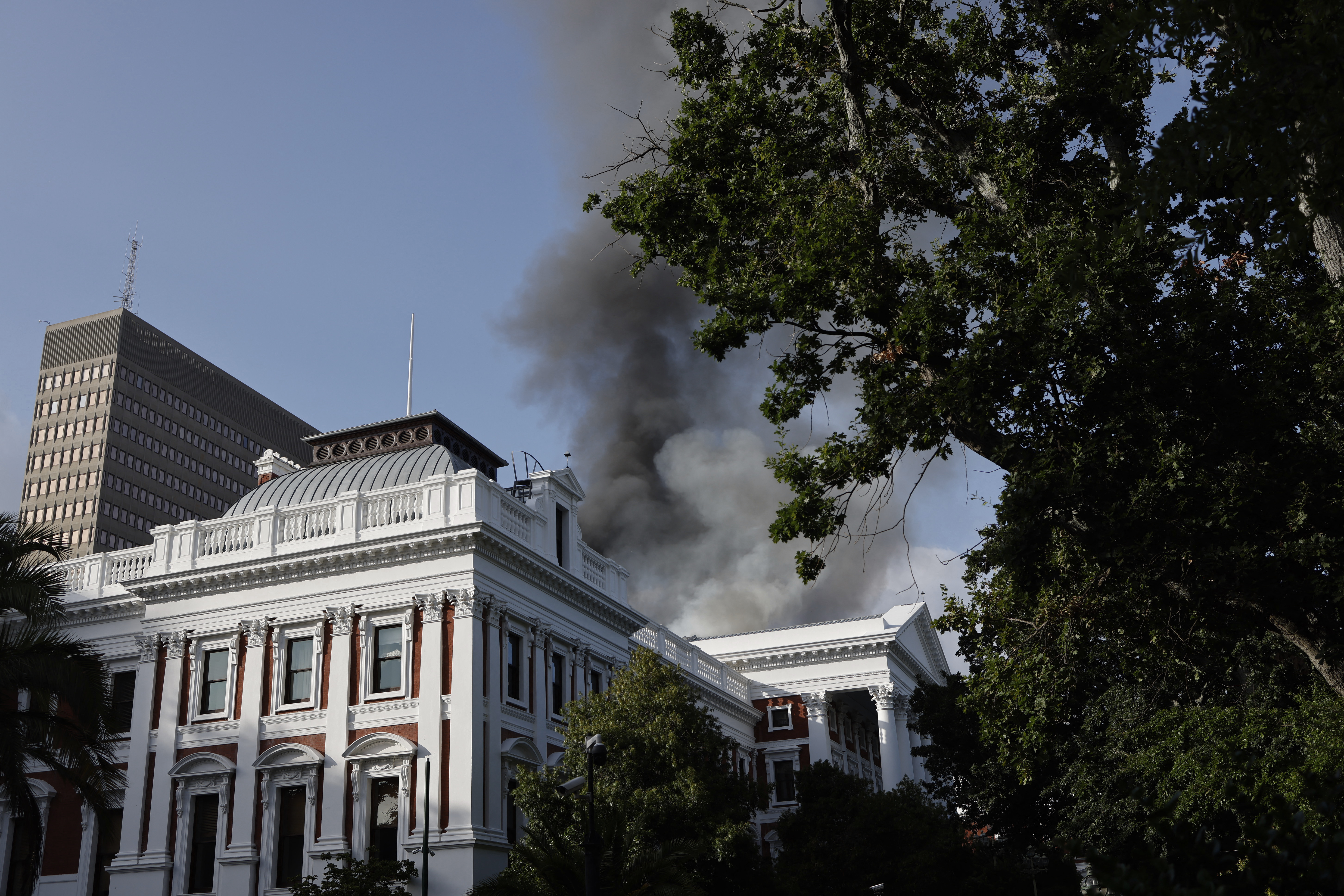 Fue controlado el incendio que arrasó una parte del parlamento de Sudáfrica