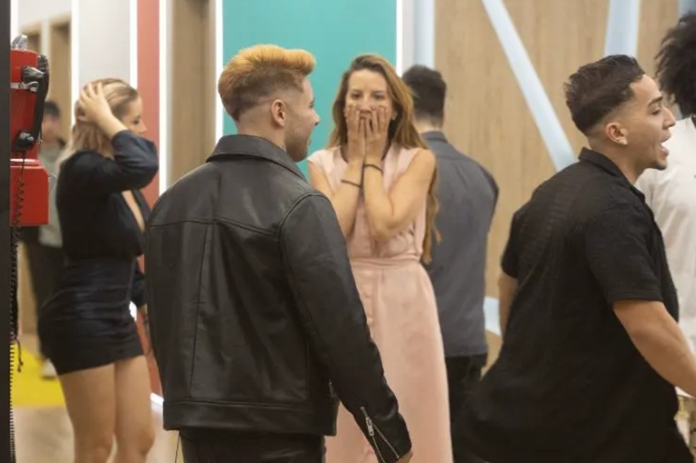Los famosos quedaron impactados con la llegada de Carla Giraldo y la inesperada salida de una de las participantes de ‘La casa de los famosos’. Hubo lágrimas.