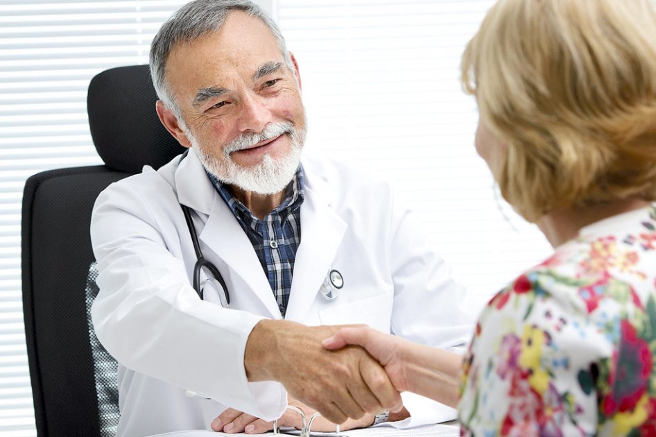 Las consultas duran hoy entre 10 y 15 minutos y muchos doctores tienen más de dos empleos, lo que los aleja del trato personalizado a los pacientes. /