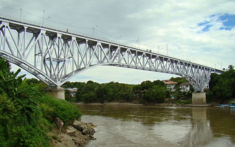 Niño murió tras caer al río Magdalena desde puente que une a Girardot y Flandes