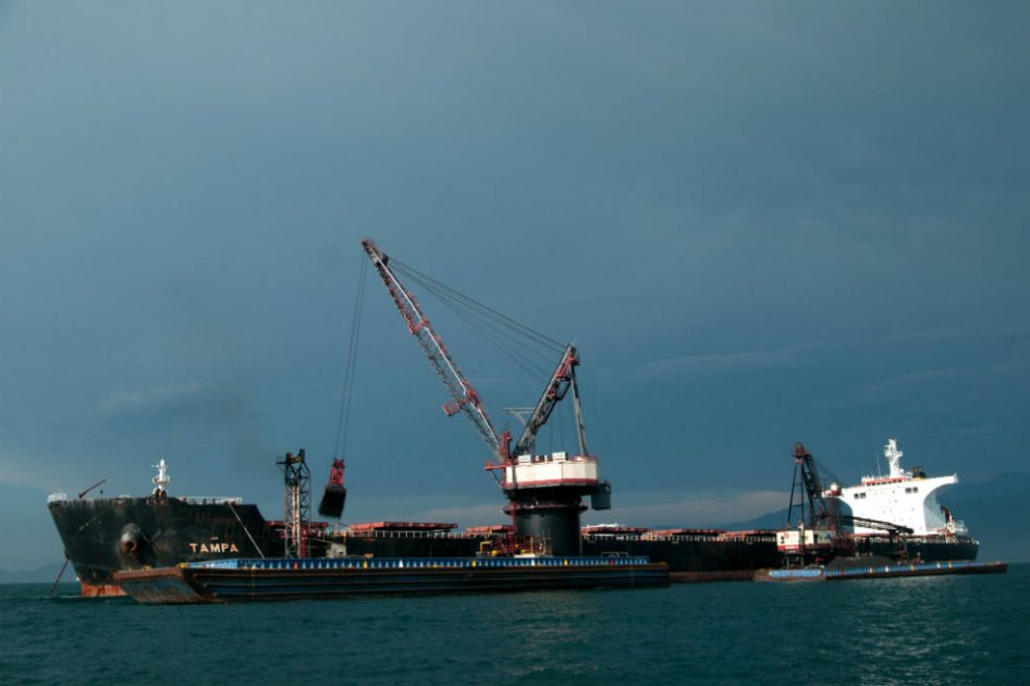 Cargue de carbón por medio de barcazas realizado por la minera estadounidense Drummond en Santa Marta