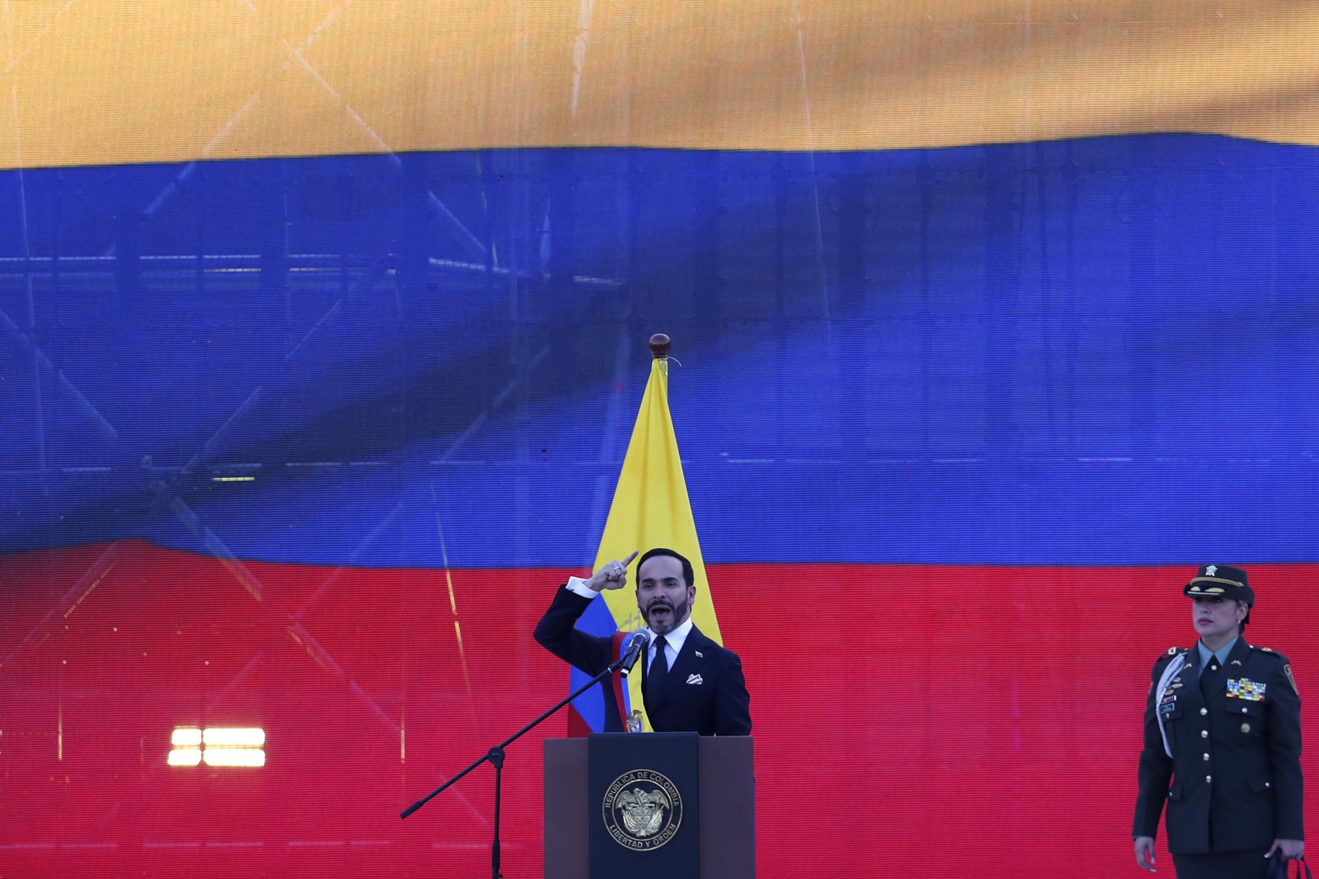 AME7078. CALI (COLOMBIA), 07/08/2026.- El presidente de Colombia, Abelardo de la Espriella (c), habla durante su primer discurso como mandatario, donde manifestó que el país necesita una "regeneración económica que fortalezca la iniciativa privada, la inversión, la confianza y el empleo digno", este viernes en Cali (Colombia). EFE/ Ernesto Guzmán Jr
