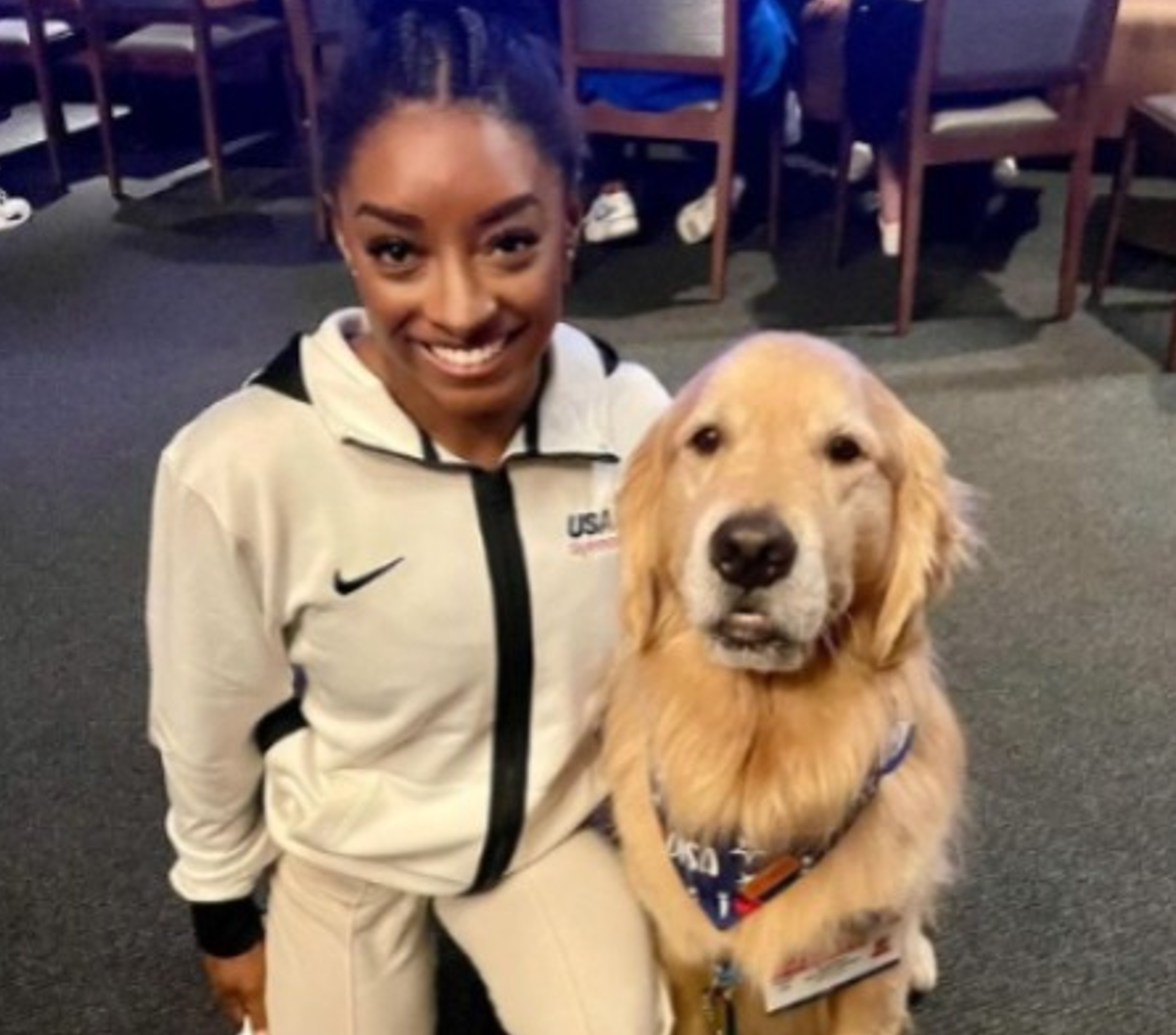 Él es Beacon, el perro de terapia que apoya a gimnastas en los Juegos Olímpicos