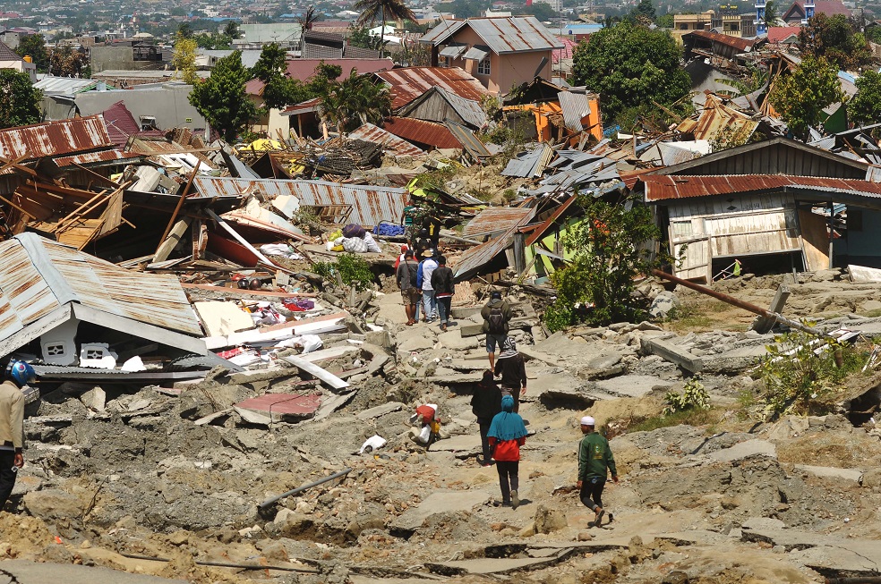 Fosas comunes por magnitud de tsunami y avalanchas en Indonesia