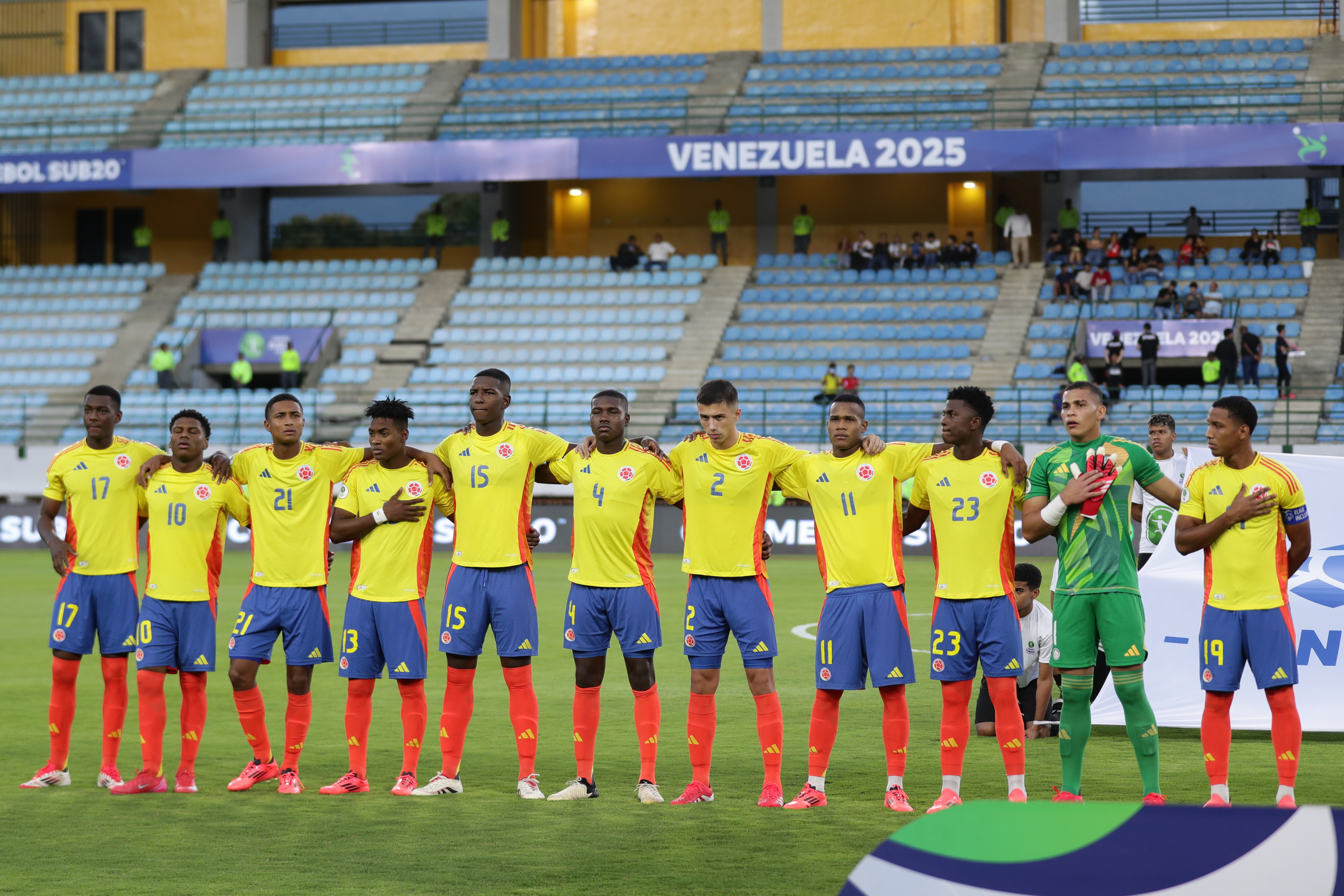 AME8978. CARACAS (VENEZUELA), 10/02/2025.- Los jugadores de Colombia se forman este lunes, en un partido del hexagonal final del Campeonato Sudamericano sub-20 entre las selecciones de Argentina y Colombia en estadio Brígido Iriarte, en Caracas (Venezuela). EFE/ Ronald Pena R