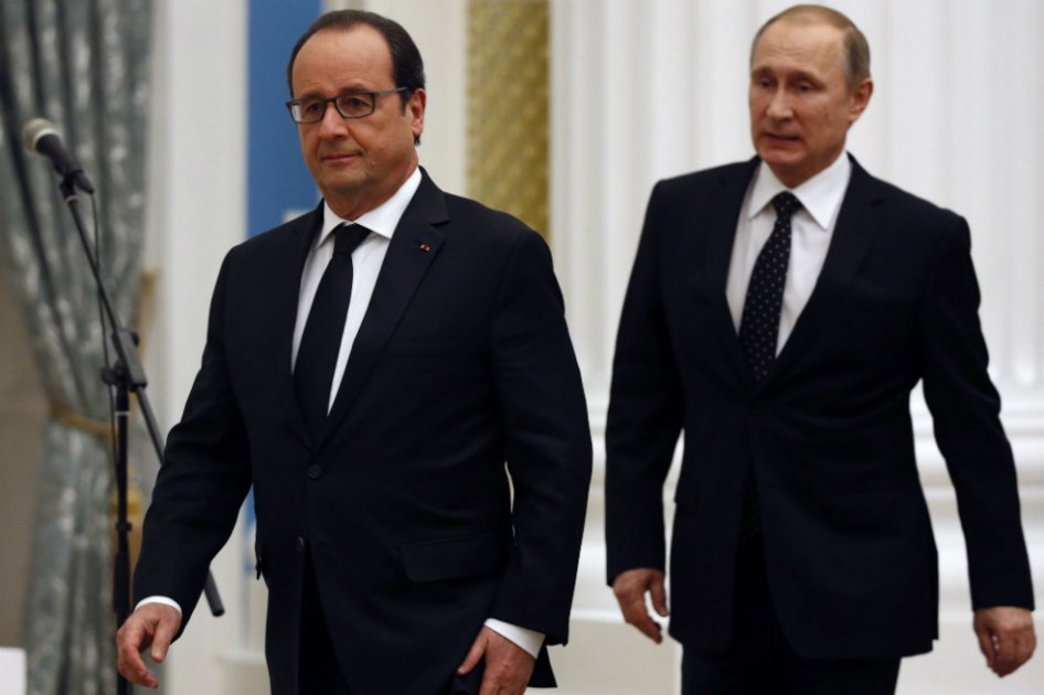 El presidente ruso, Vladimir Putin (der.), y su homólogo francés, François Hollande, tras reunirse el jueves en Moscú. / EFE