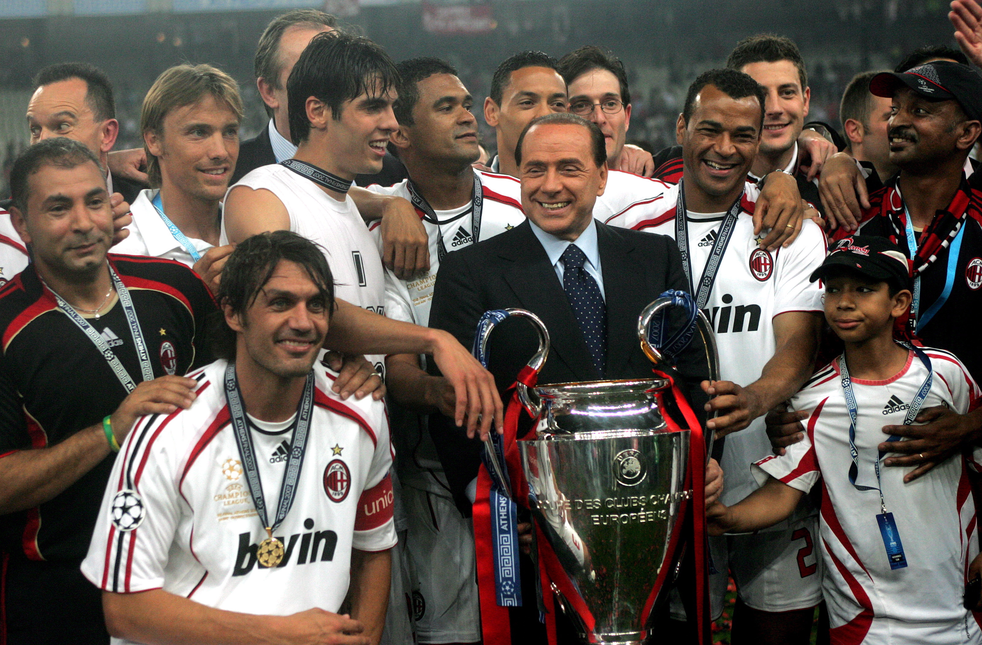 Athens (Greece), 23/05/2007.- (FILE) AC Milan's president Silvio Berlusconi (C) celebrates with the players after winning Liverpool during the UEFA Champions League final at the Olympic stadium in Athens, Greece, 23 May 2007 (reissued 12 June 2023). Silvio Berlusconi has died at the age of 86 on 12 June 2023 at San Raffaele hospital in Milan, where he was hospitalized again since last 09 June, sources close to his family told ANSA. The Italian media tycoon and Forza Italia (FI) party founder served as prime minister of Italy in four governments. (Liga de Campeones, Grecia, Italia, Atenas) EFE/EPA/ORESTIS PANAGIOTOU