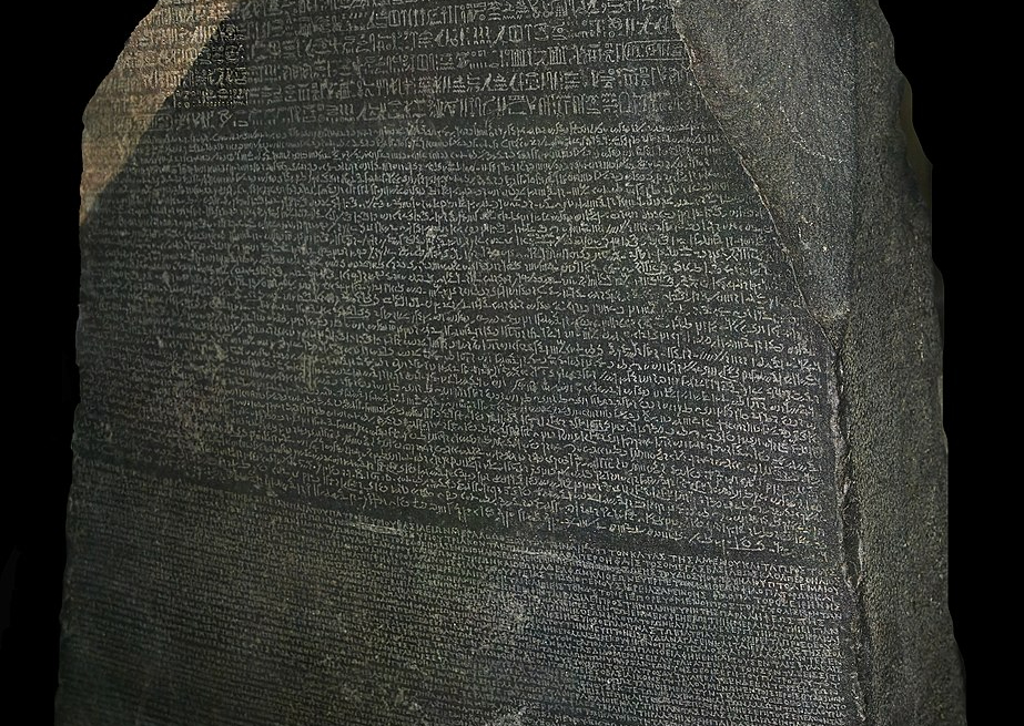La piedra Rosseta contiene un decreto con tres escrituras diferentes: jeroglíficos egipcios, escritura demótica y griego antiguo.