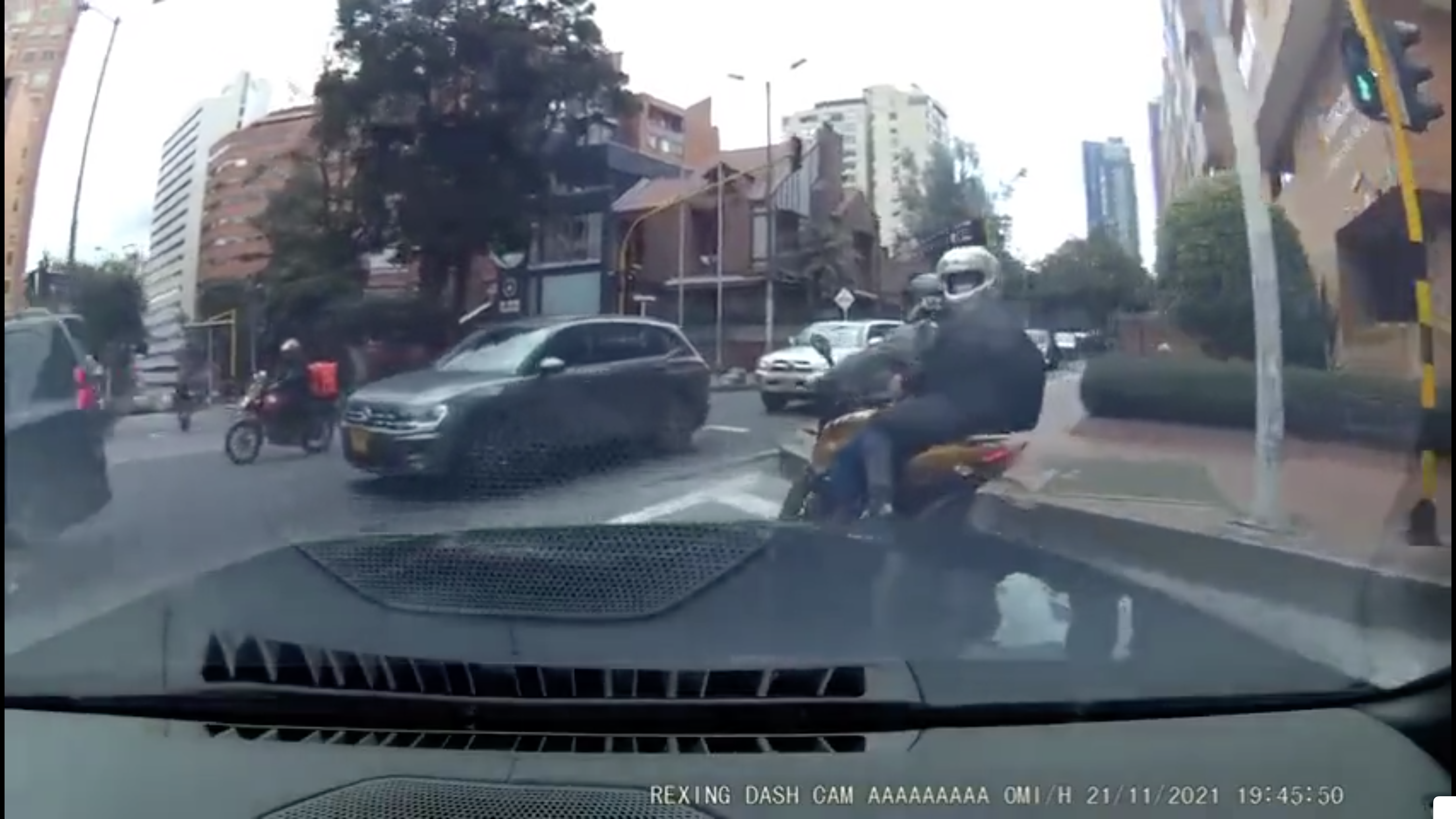 Conductor arrolla a hombres que le habrían robado lujoso reloj