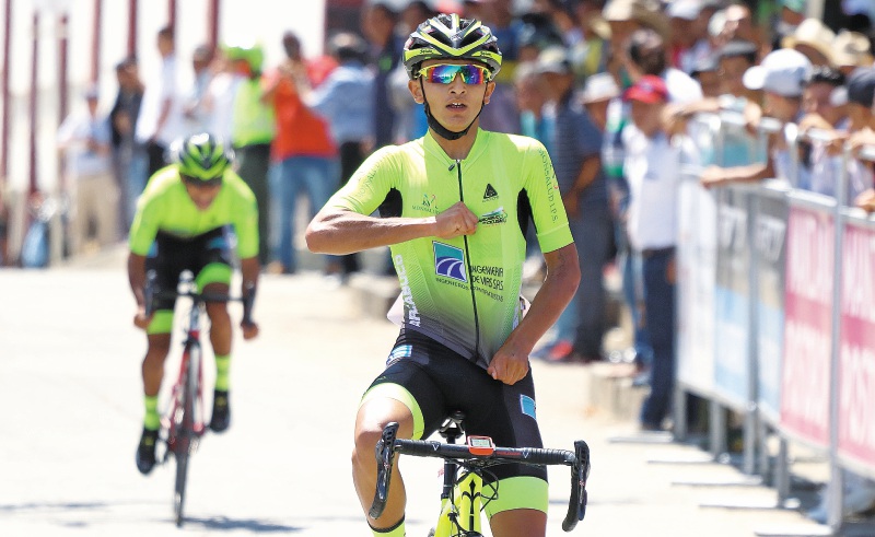 Las tendidas de mano entre Nairo Quintana y Santiago Umba