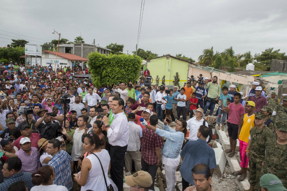 Aumenta a 98 el número de muertos tras el terremoto en México