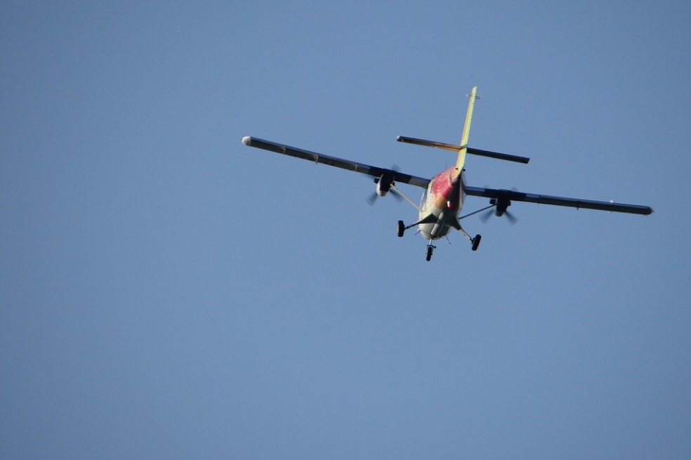 Dos adolescentes roban avioneta con la que sobrevolaron una autopista en Estados Unidos