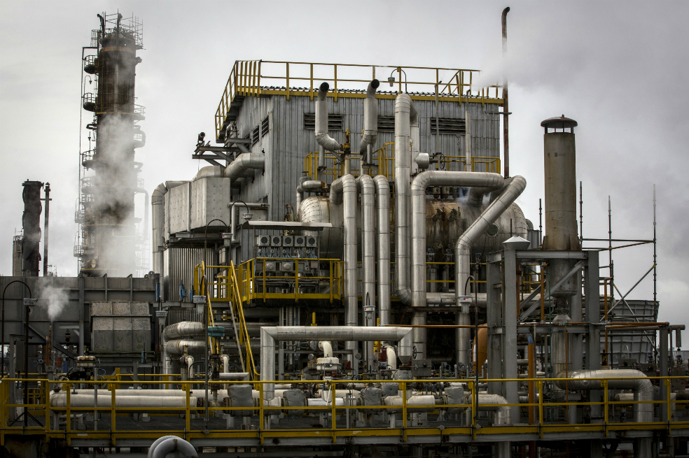 El petróleo cae afectado por las tensiones comerciales