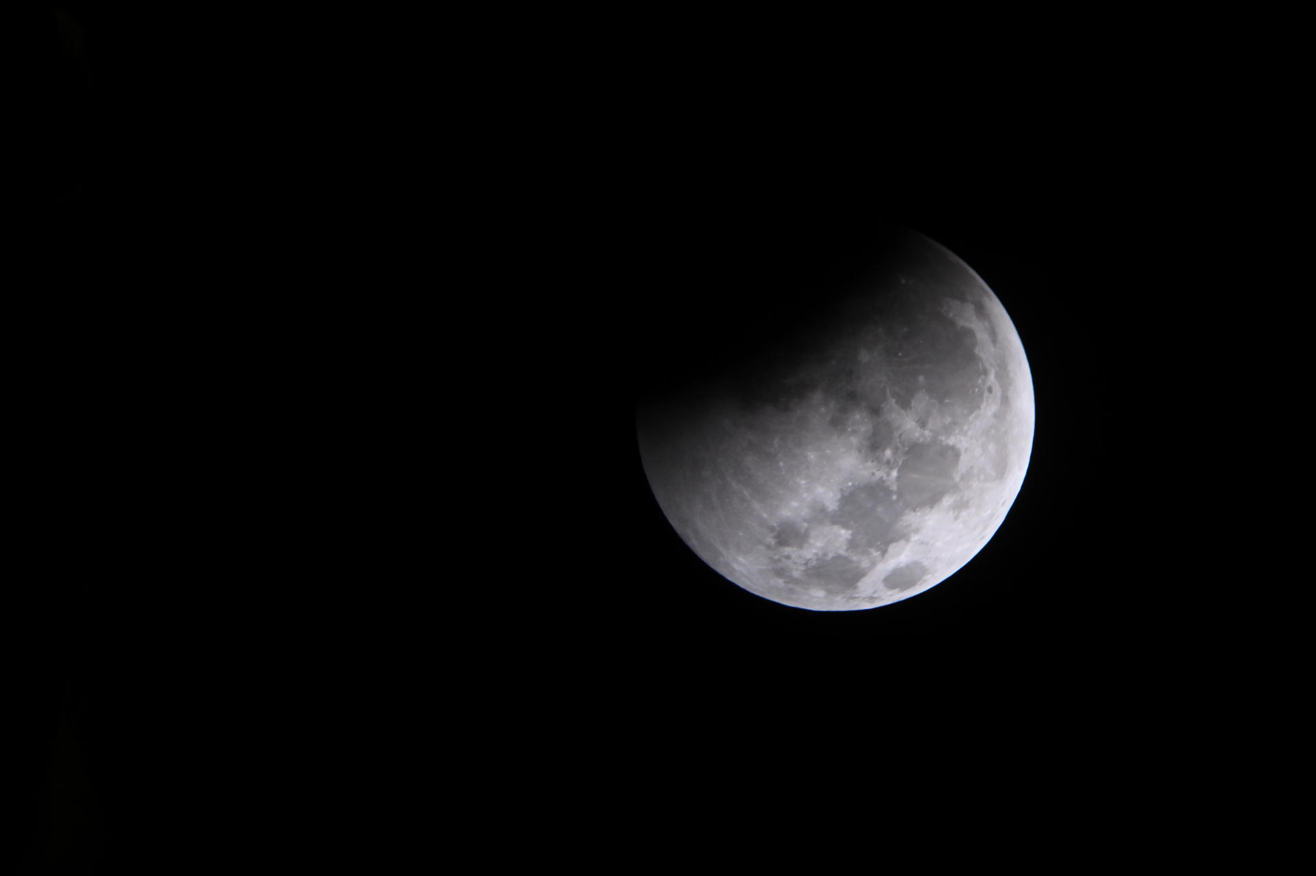 Según la NASA, alrededor del 93 % del diámetro de la Luna se ubicó dentro de la sombra central oscura de la Tierra, conocida como la umbra.