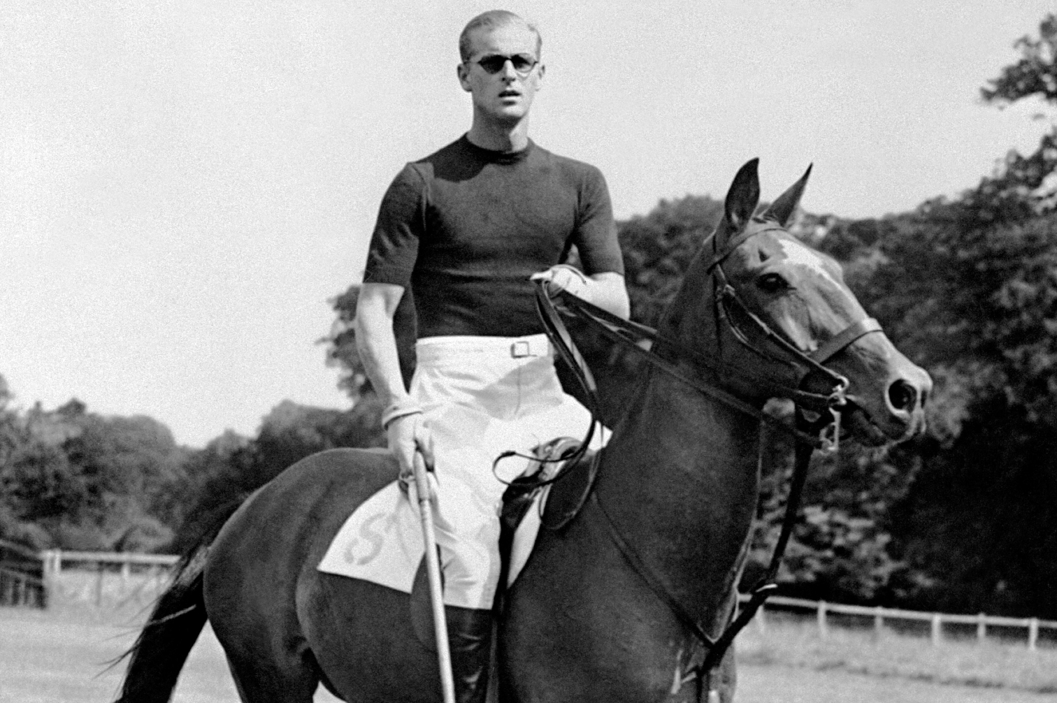 En esta foto de archivo tomada el 7 de agosto de 1950, el príncipe Felipe de Gran Bretaña, duque de Edimburgo, de permiso en Inglaterra, juega al polo unos días antes del nacimiento de su segundo hijo.