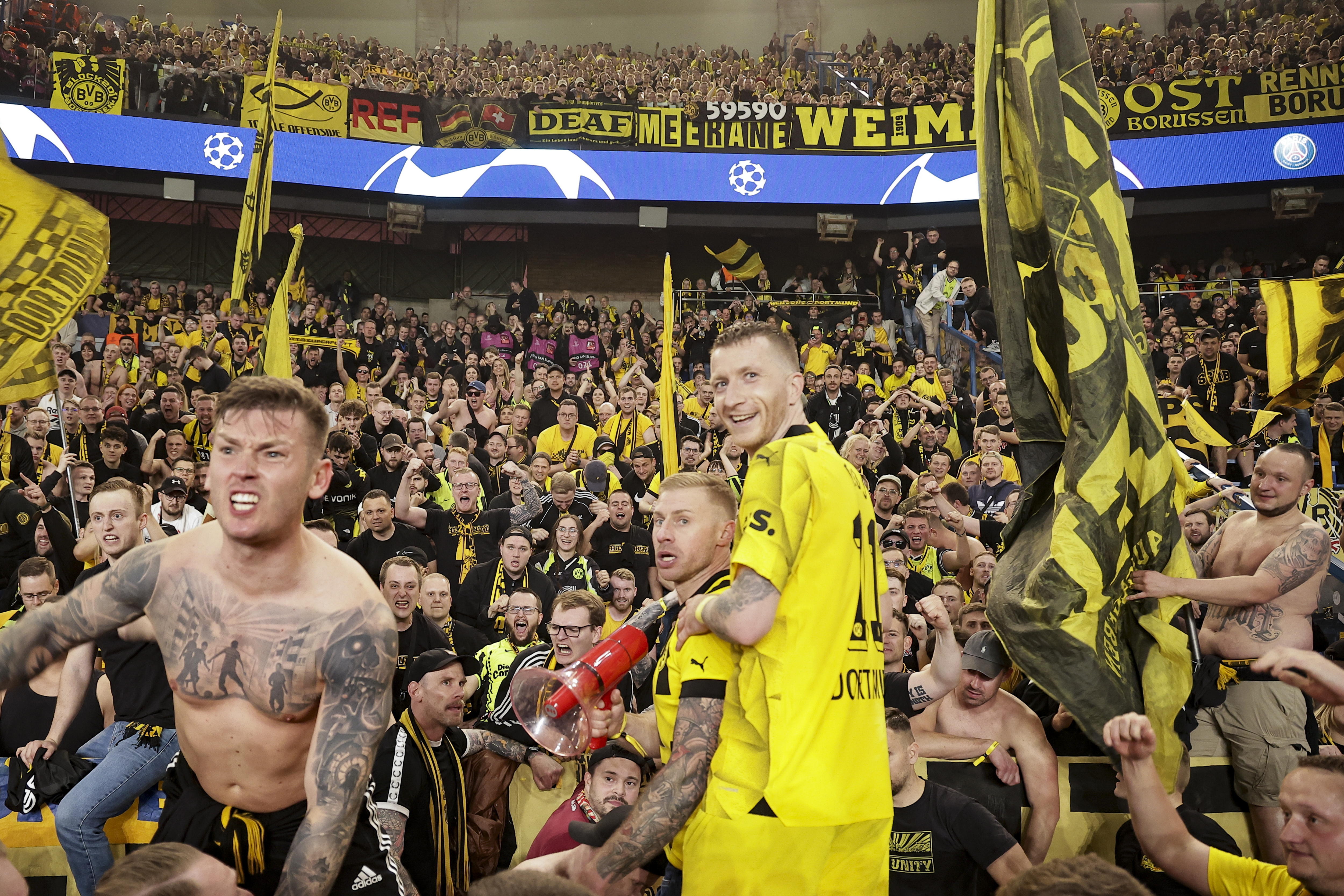 Paris (France), 06/05/2024.- Marco Reus (C) of Dortmund celebrates with supporters after winning the UEFA Champions League semi finals, 2nd leg soccer match of Paris Saint-Germain against Borussia Dortmund, in Paris, France, 07 May 2024. (Liga de Campeones, Francia, Rusia) EFE/EPA/CHRISTOPHE PETIT TESSON