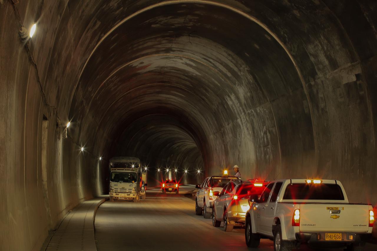 ¿Por qué al conducir en un túnel se deben cerrar las ventanas?