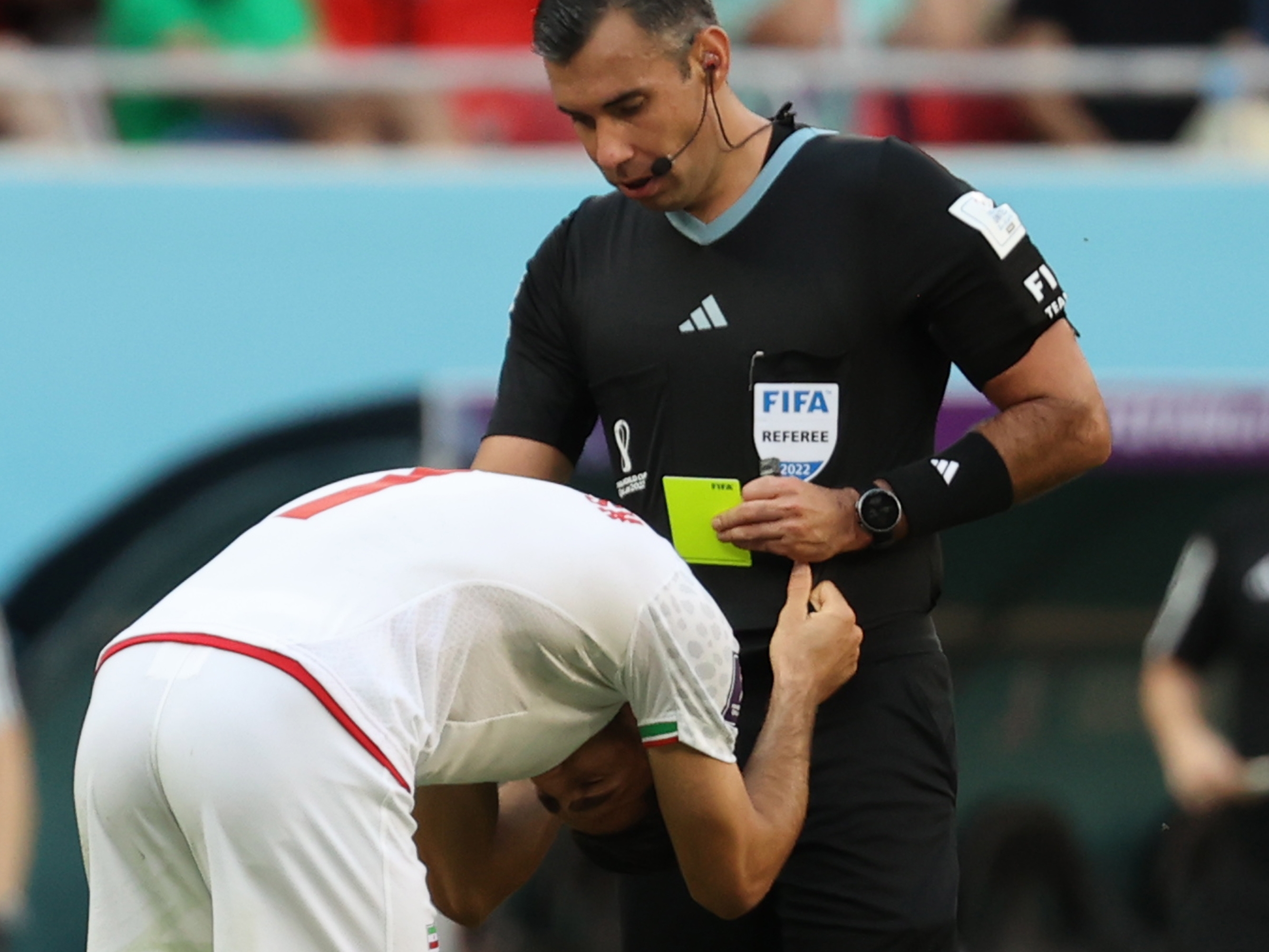 Doha (Qatar), 25/11/2022.- Alireza Jahanbakhsh of Iran reacts with Referee Mario Alberto Escobar Toca of Gualtemala after receiving a yellow card during the FIFA World Cup 2022 group B soccer match between Wales and Iran at Ahmad bin Ali Stadium in Doha, Qatar, 25 November 2022. (Mundial de Fútbol, Catar) EFE/EPA/Abedin Taherkenareh