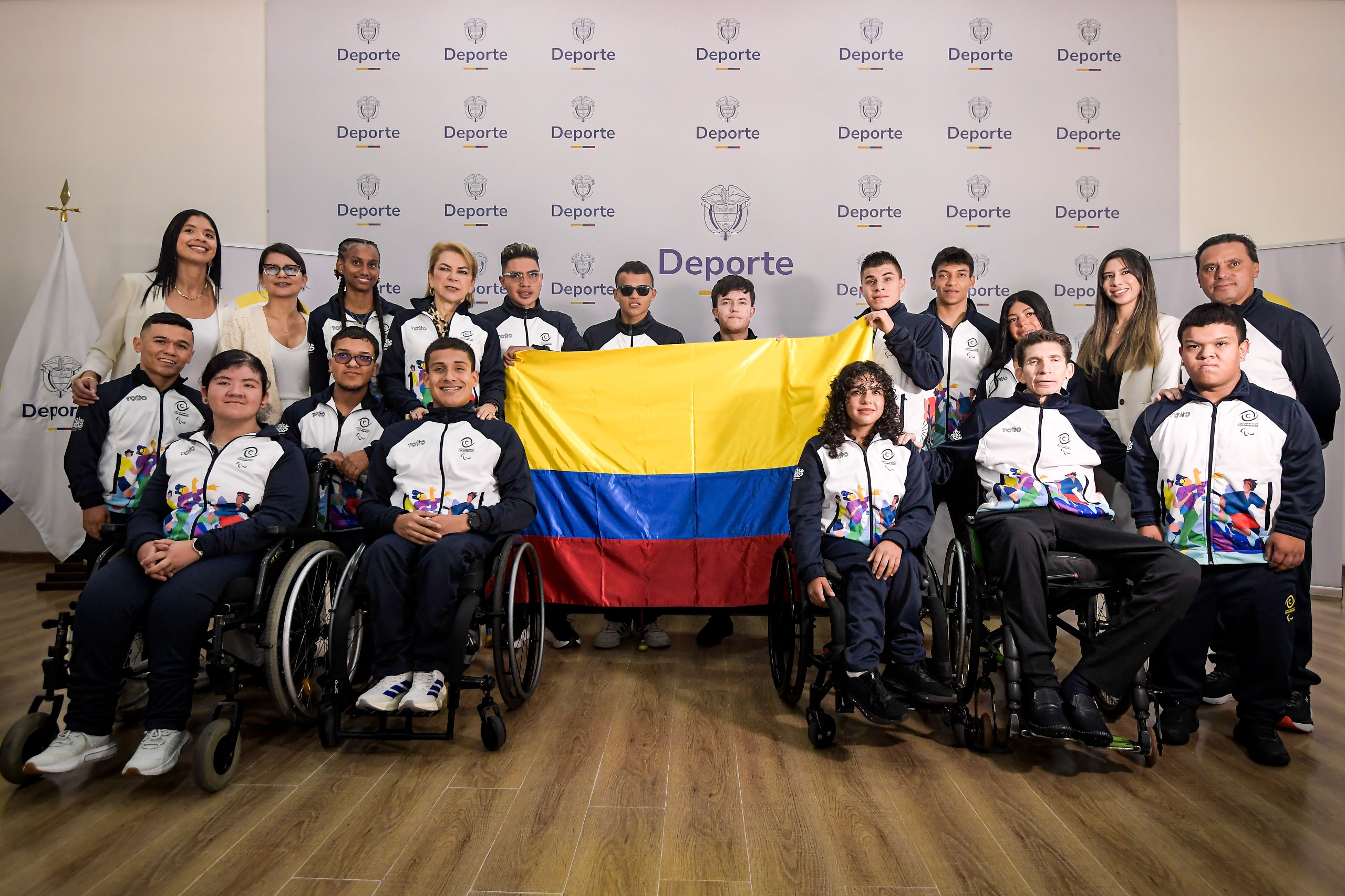 La delegación colombiana, con el pabellón nacional.