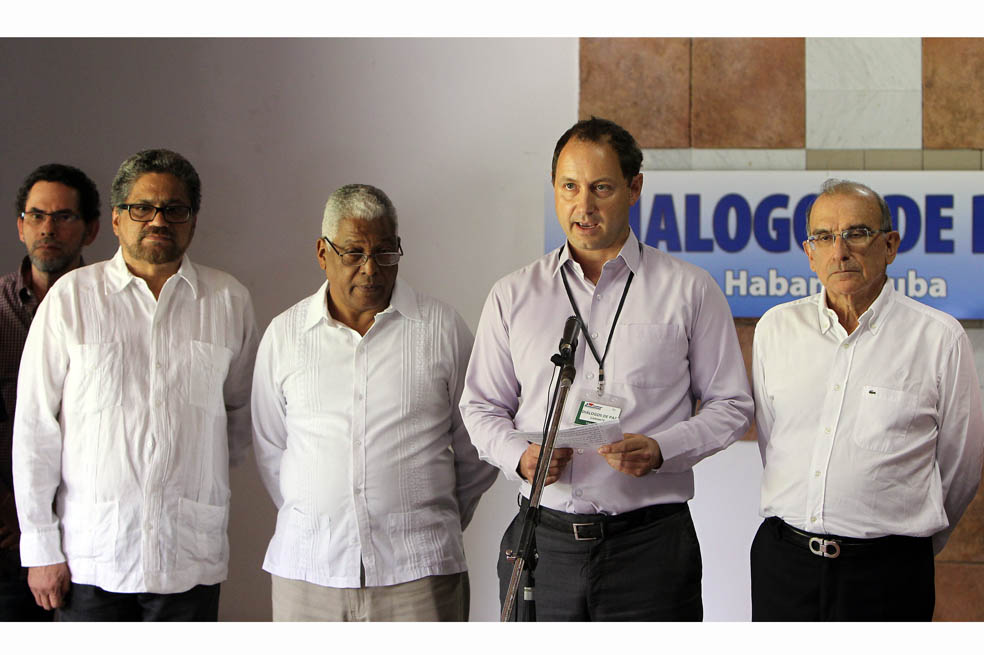 Delegados del Gobierno y las Farc, acompañados de Dag Nagoda  y José Luis Ponce, de los gobiernos noruego y cubano.  /   EFE