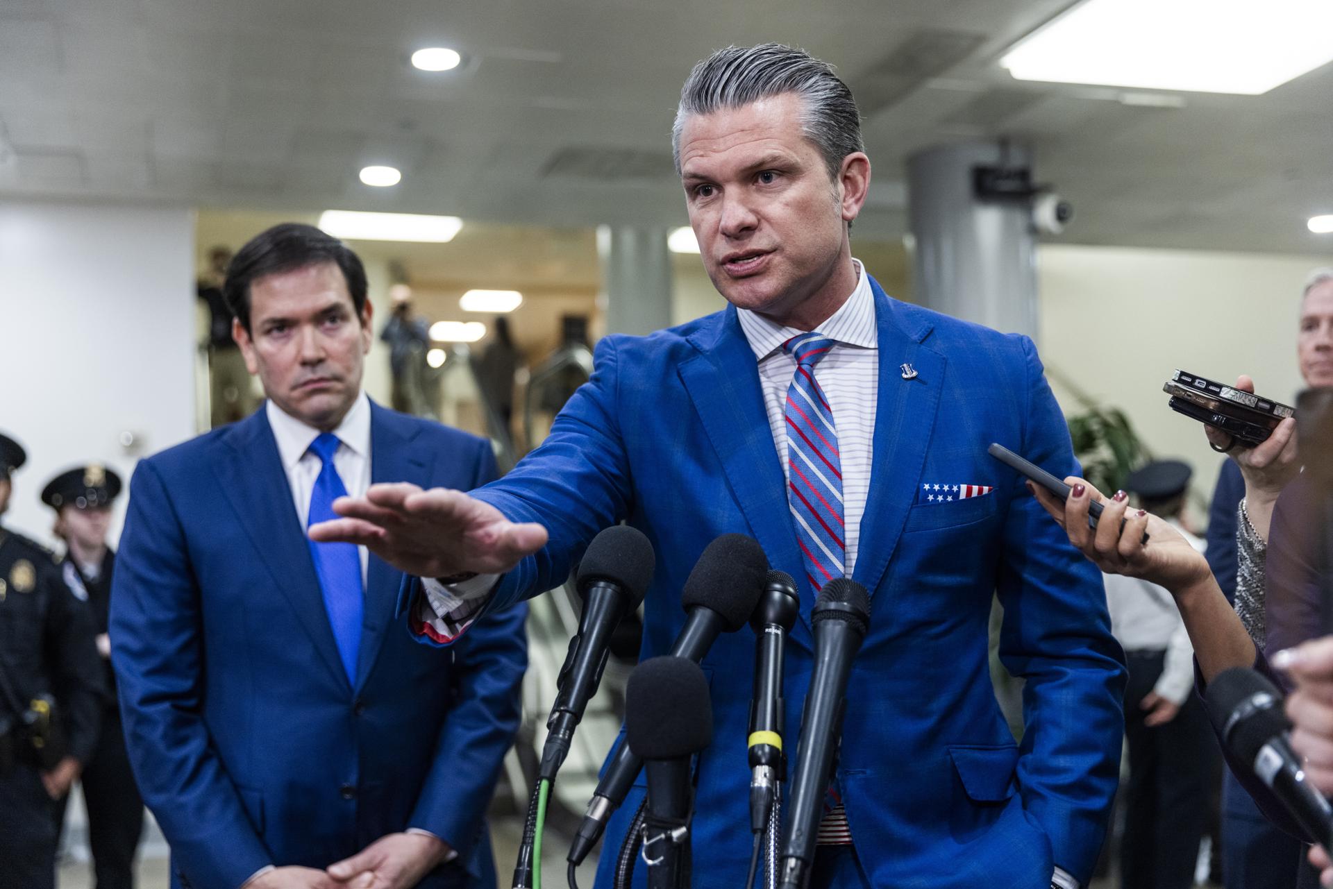 WASHINGTON (United States), 07/01/2026.- US Secretary of Defense Pete Hegseth (C), alongside Secretary of State Marco Rubio (L) speaks to reporters after briefing US Senators about the capture of Venezuelan President Nicolas Maduro in the US Capitol in Washington, DC, USA, 07 January 2026. After briefing the Senators, Trump administration officials are expected to brief House lawmakers. EFE/EPA/JIM LO SCALZO
