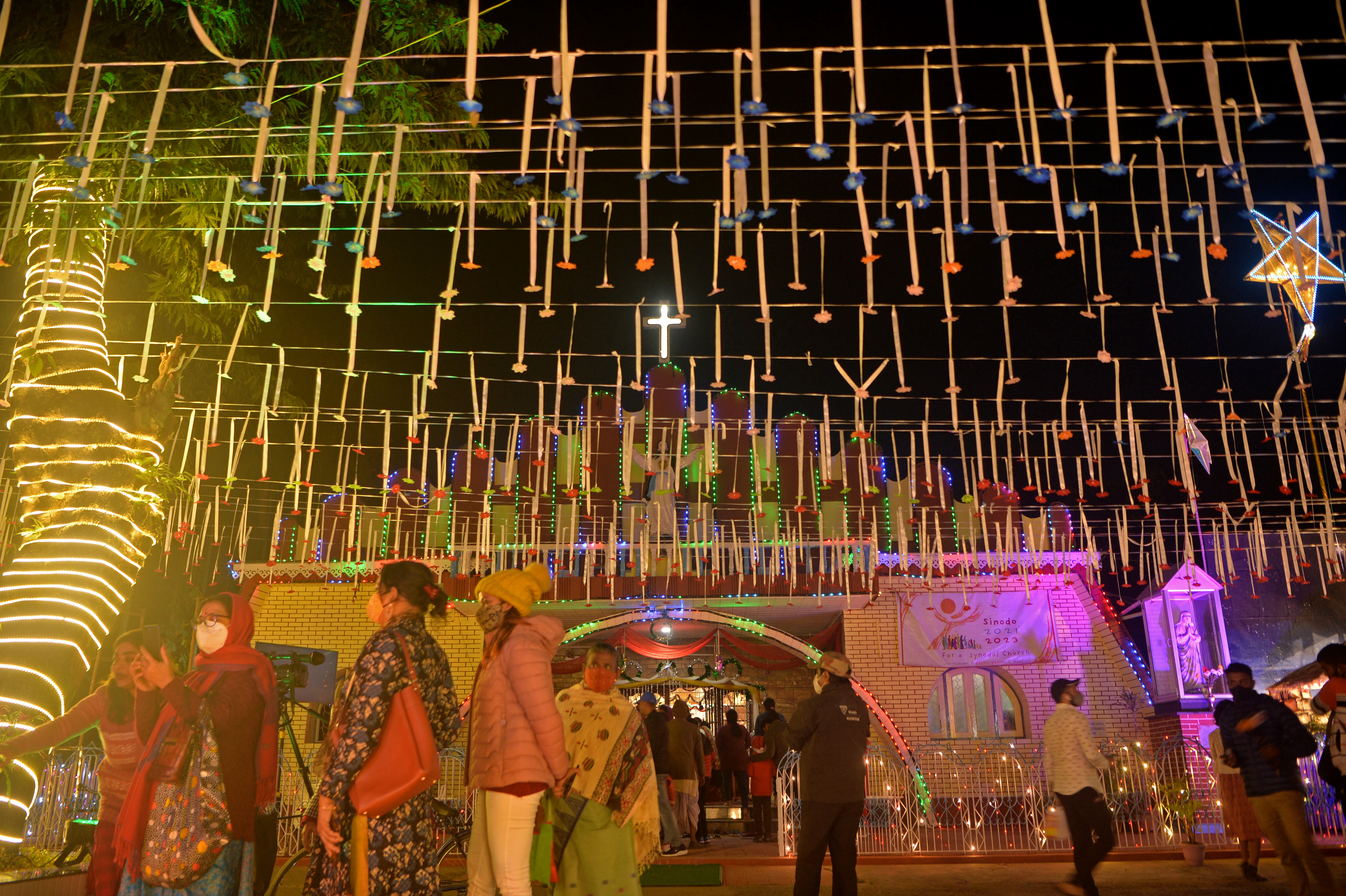 India: Los devotos cristianos visitan la iglesia de Nuestra Señora Reina en la víspera de Navidad en Siliguri el 24 de diciembre.