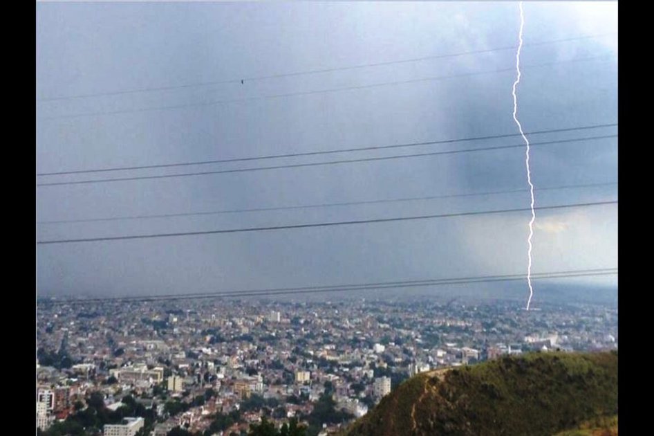 Imagen de una de las tormentas  eléctricas  en Cali - Enviada por: Mi Cali Futura ?@MiCaliFutura