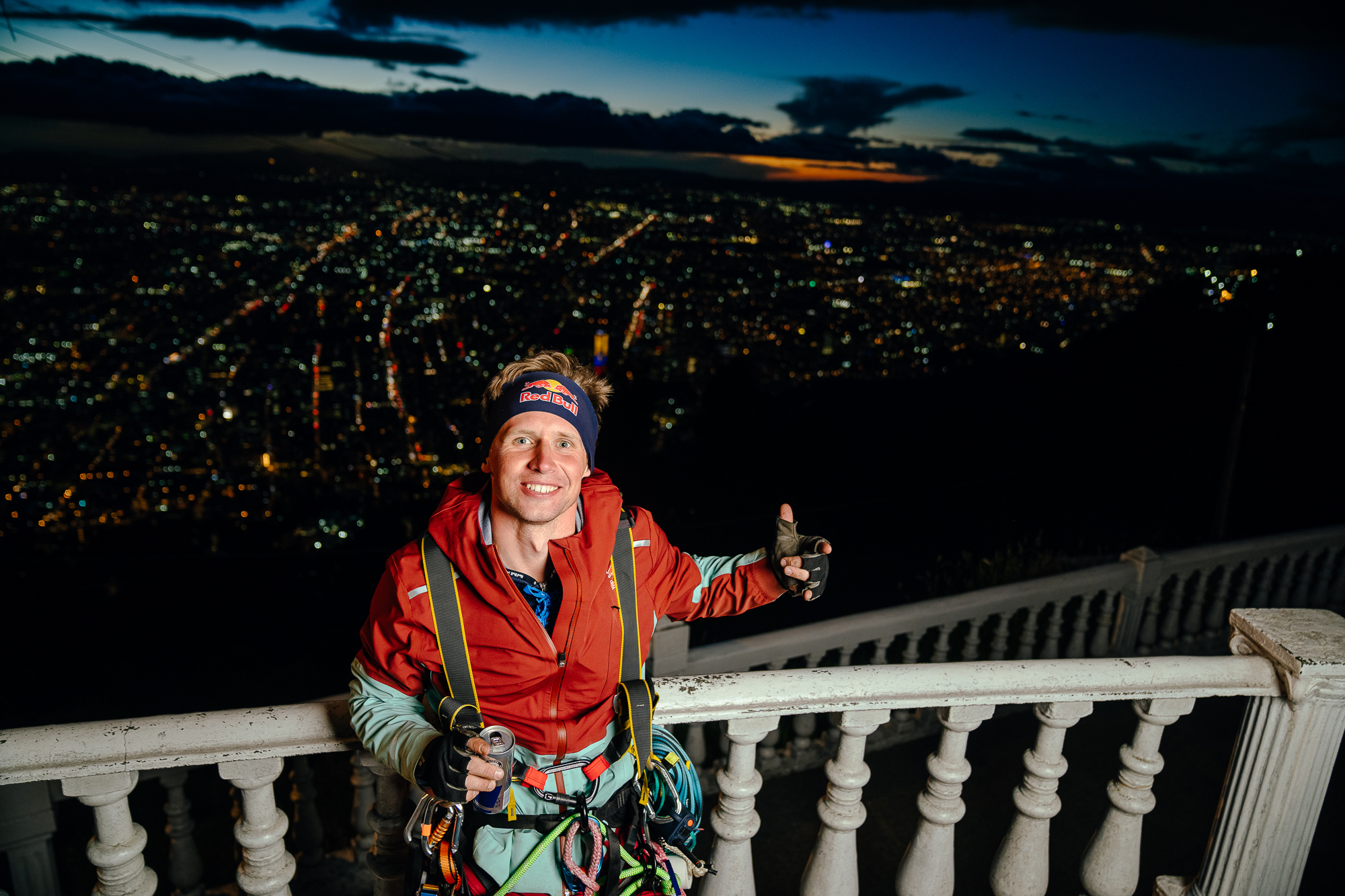 El atleta Jaan Roose cruzó a más de 3.100 msnm (metros sobre el nivel del mar), a lo largo de 1.525 m sobre una cuerda entre los dos cerros en Bogotá.