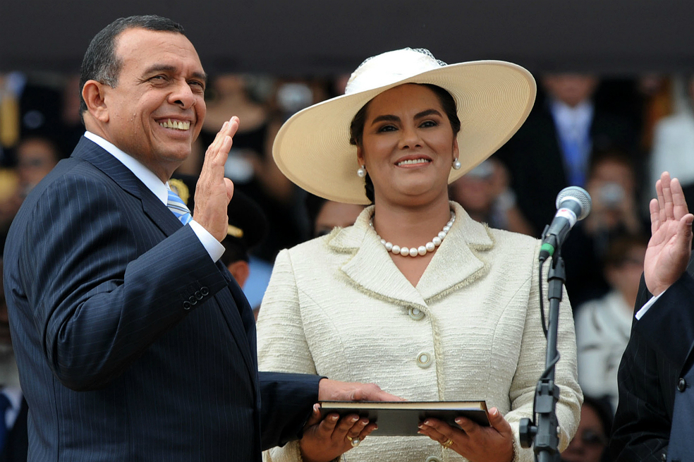 Rosa Elena Bonilla en el acto de posesión de su esposo, Porfirio Lobo, en 2010.

