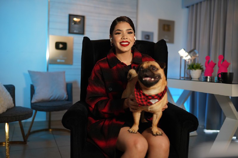 Kenia Guadalupe Flores Osuna, más conocida como Kenia Os, comenzó a subir videos en 2015 y hoy en día es una gran influenciadora. / Disney+