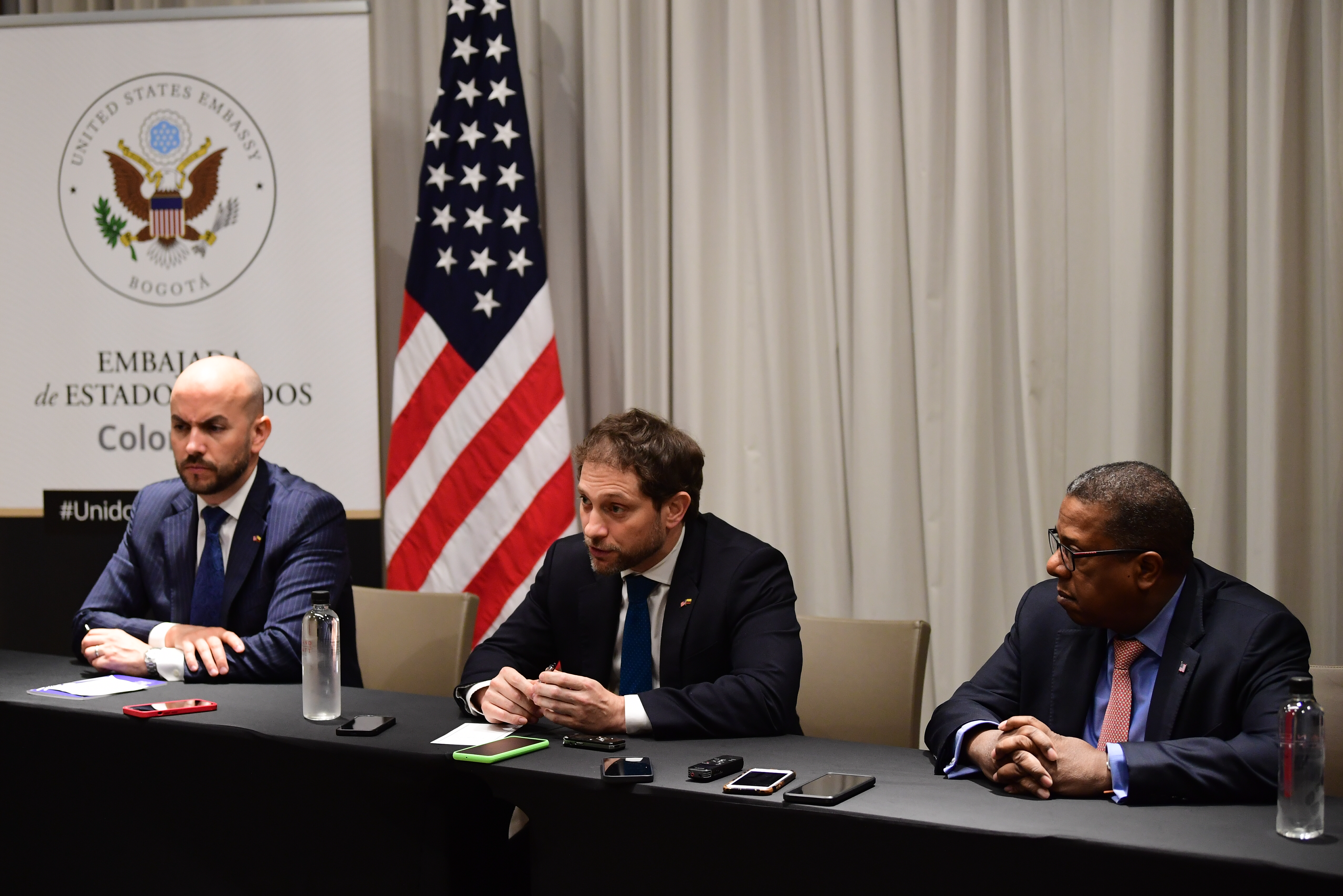 En compañía de Jonathan Finer y Brian Nichols, integrantes de la delegación de Estados Unidos enviada por el presidente Joe Biden