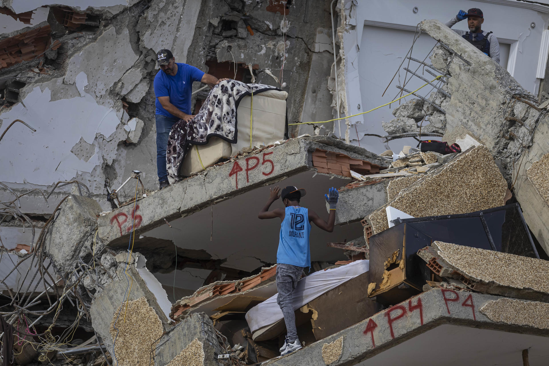 AME7196. CARABALLEDA (VENEZUELA), 03/07/2026.- Voluntarios realizan labores de búsqueda en una zona un afectada por el doble terremoto del 24 de junio, este viernes, en Caraballeda, La Guaira (Venezuela). EFE/ Miguel Gutiérrez