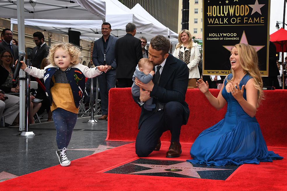 Ryan Reynolds recibe estrella en Hollywood y sus hijas acaparan la atención