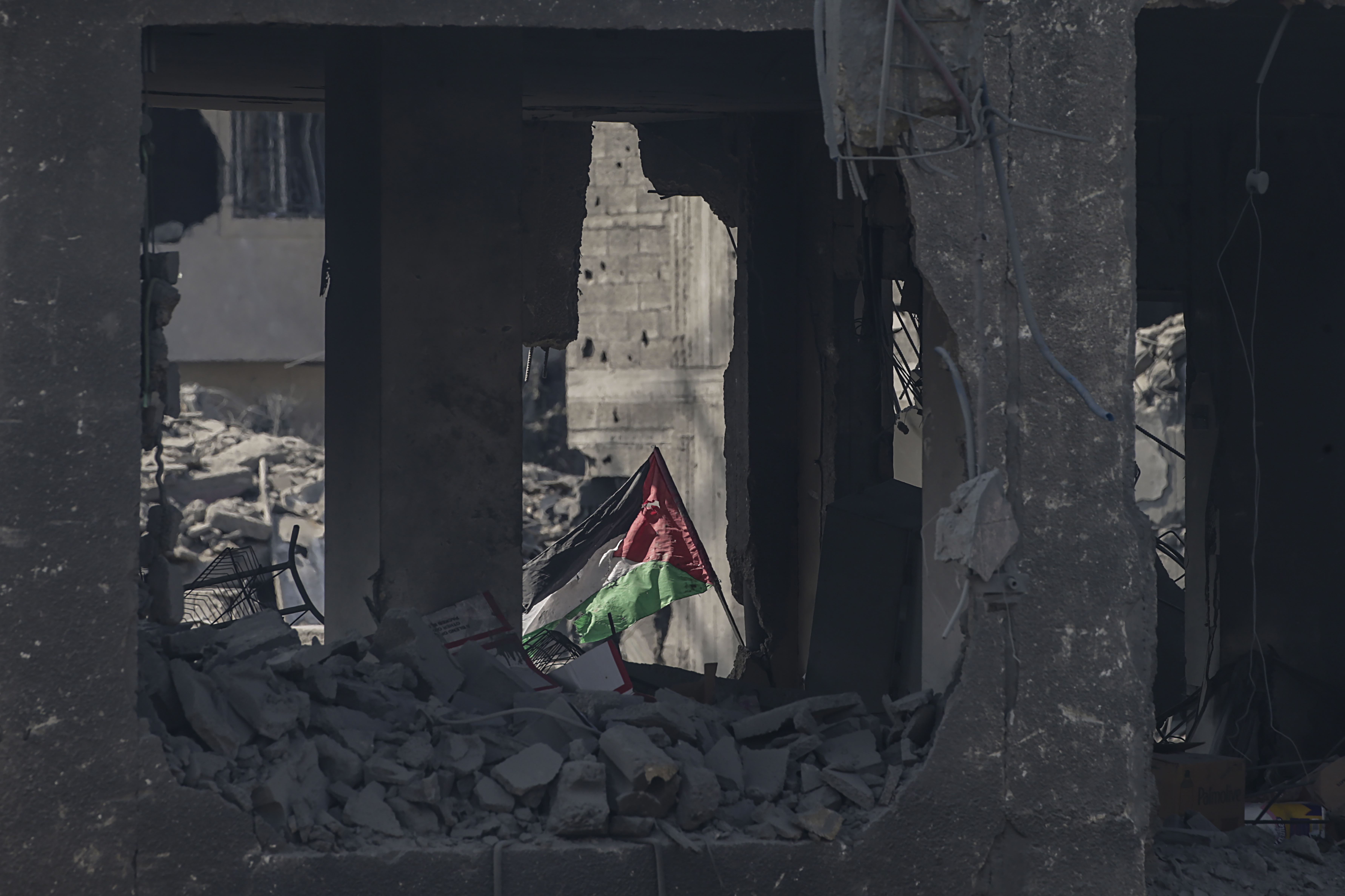 Gaza (---), 10/10/2023.- A Palestinian flag flies among the rubble in the destroyed Al-Ramal neigbourhood following an Israeli air strike in Gaza City, 10 October 2023. More than 800 people have been killed and over 4,000 have been injured according to the Palestinian Ministry of Health, after Israel started bombing the Palestinian enclave in response to an attack carried out by the Islamist movement Hamas on 07 October. More than 3,000 people, including 1,500 militants from Hamas, have been killed and thousands injured in Gaza and Israel since 07 October, according to Israeli military sources and Palestinian officials. EFE/EPA/MOHAMMED SABER