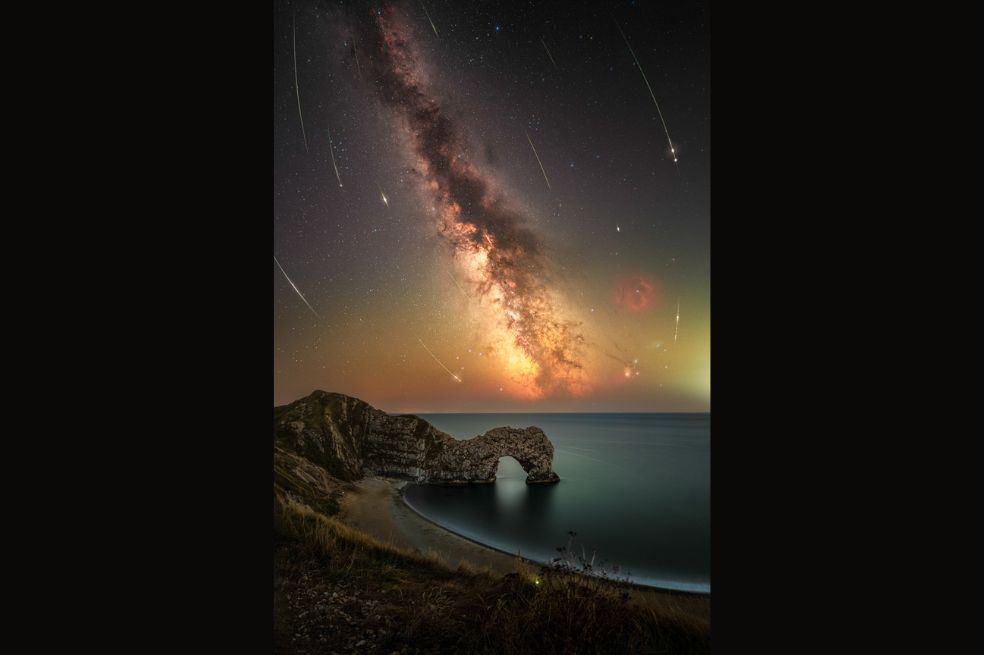 Josh Dury llamó su foto “Meteoros de las Perseidas sobre la puerta de Durdle”. Se trata de los "fuegos artificiales ancestrales" del cometa Swift-Tuttle capturados desde Durdle Door, Inglaterra.