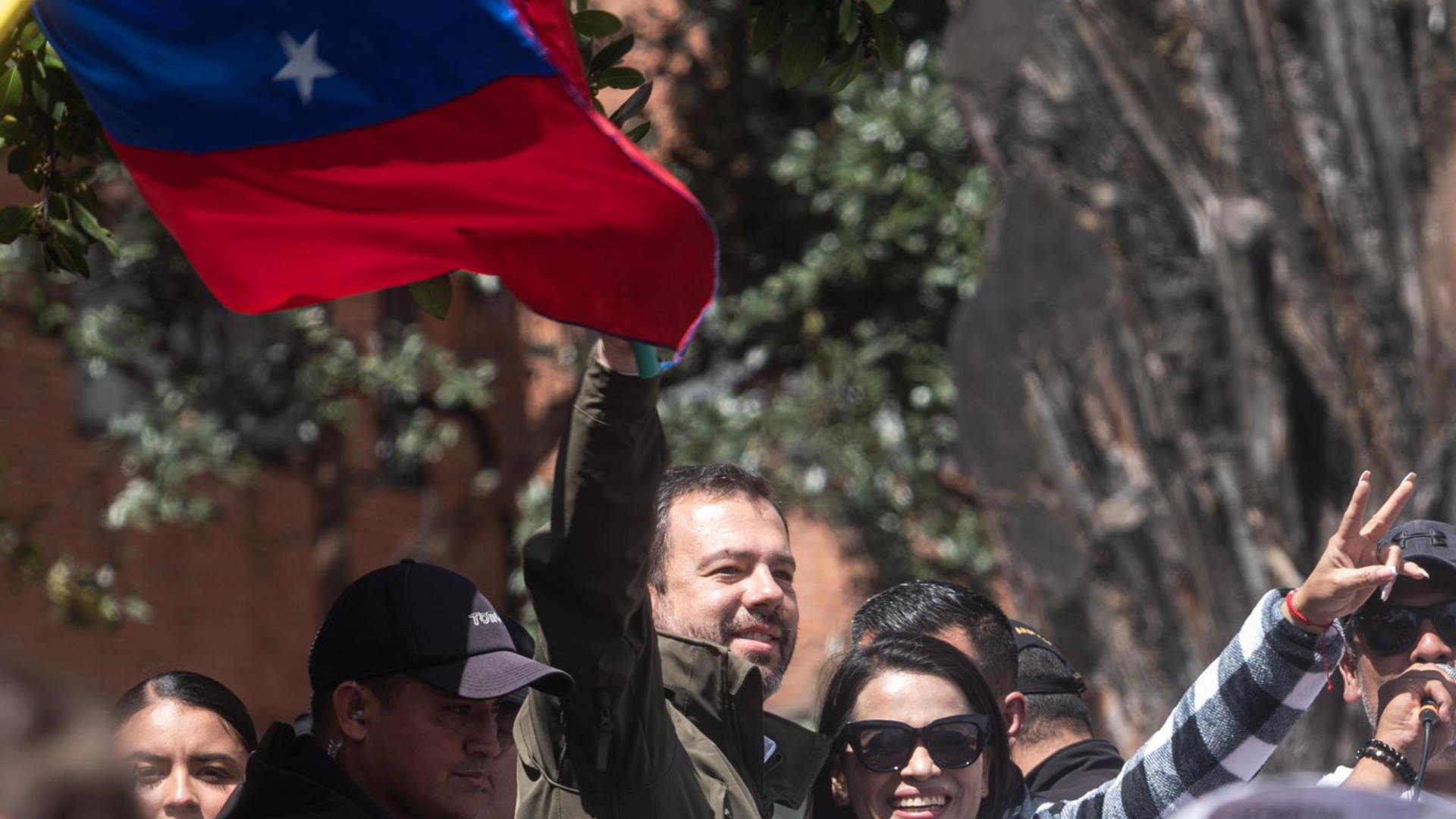 Galán asistió a plantón de venezolanos en Bogotá y envió duro mensaje a Petro