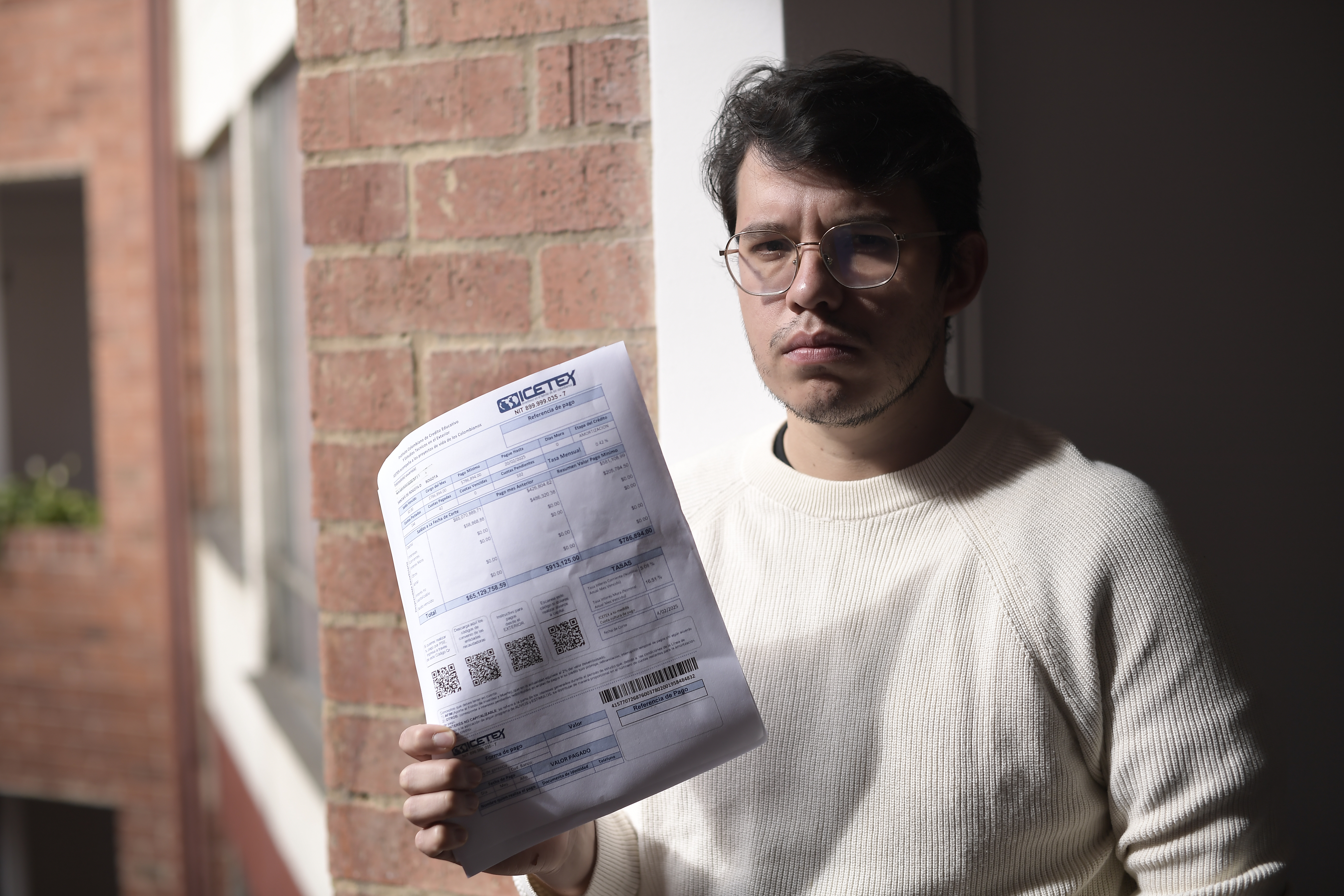 Julián González tiene dos trabajos para pagar sus cuotas.