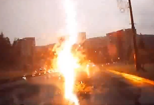 En video quedó registrado el impacto de un rayo a un carro