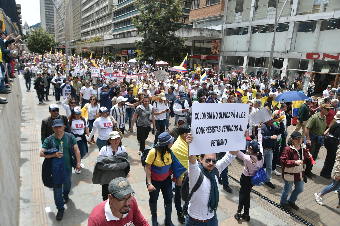 El encuentro ciudadano fue convocado por militantes y representantes de partidos de oposición como el Centro Democrático y Cambio Radical.