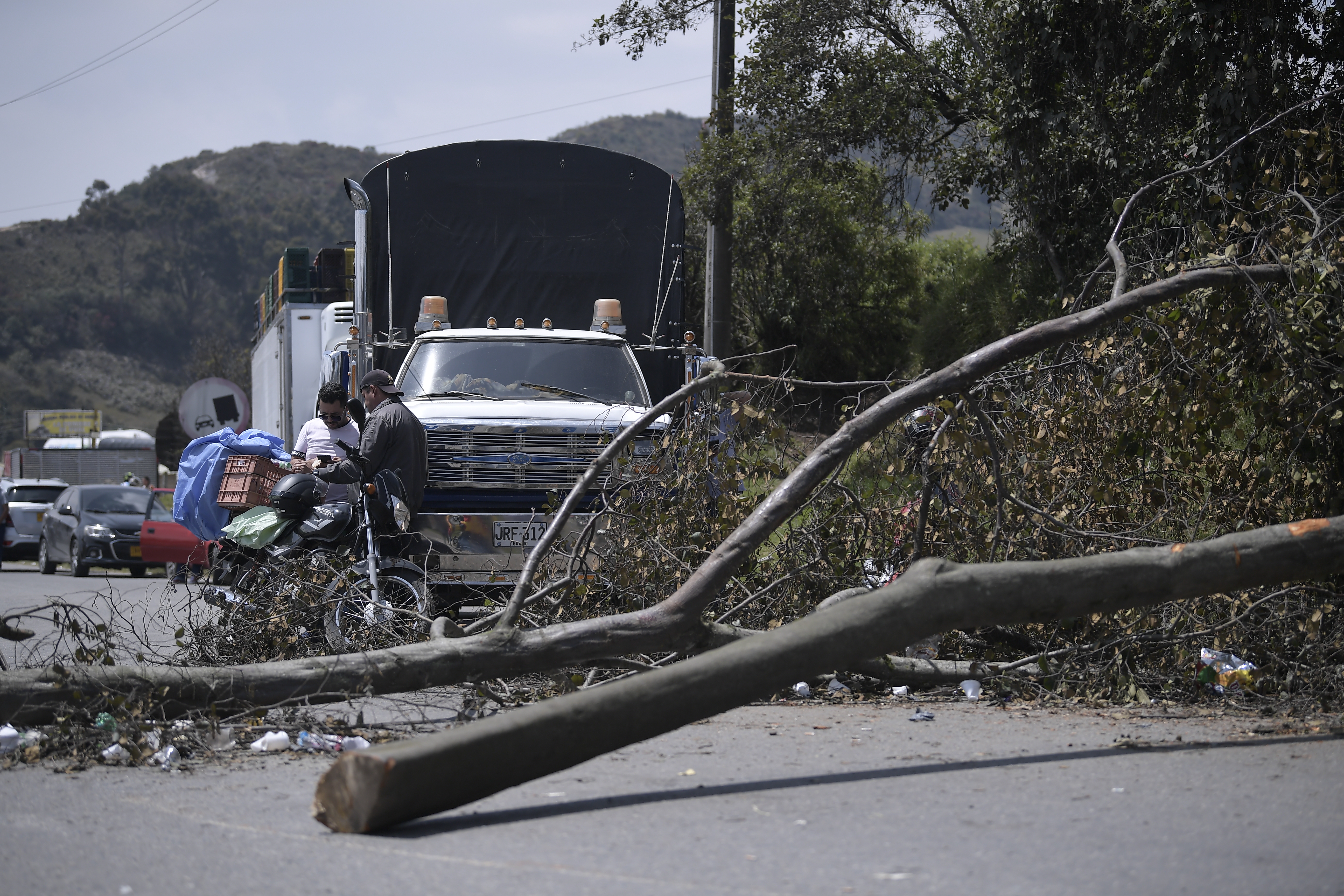 Transportadores protestan y bloquean vías en Bogotá, por el alza del combustible ACPM.