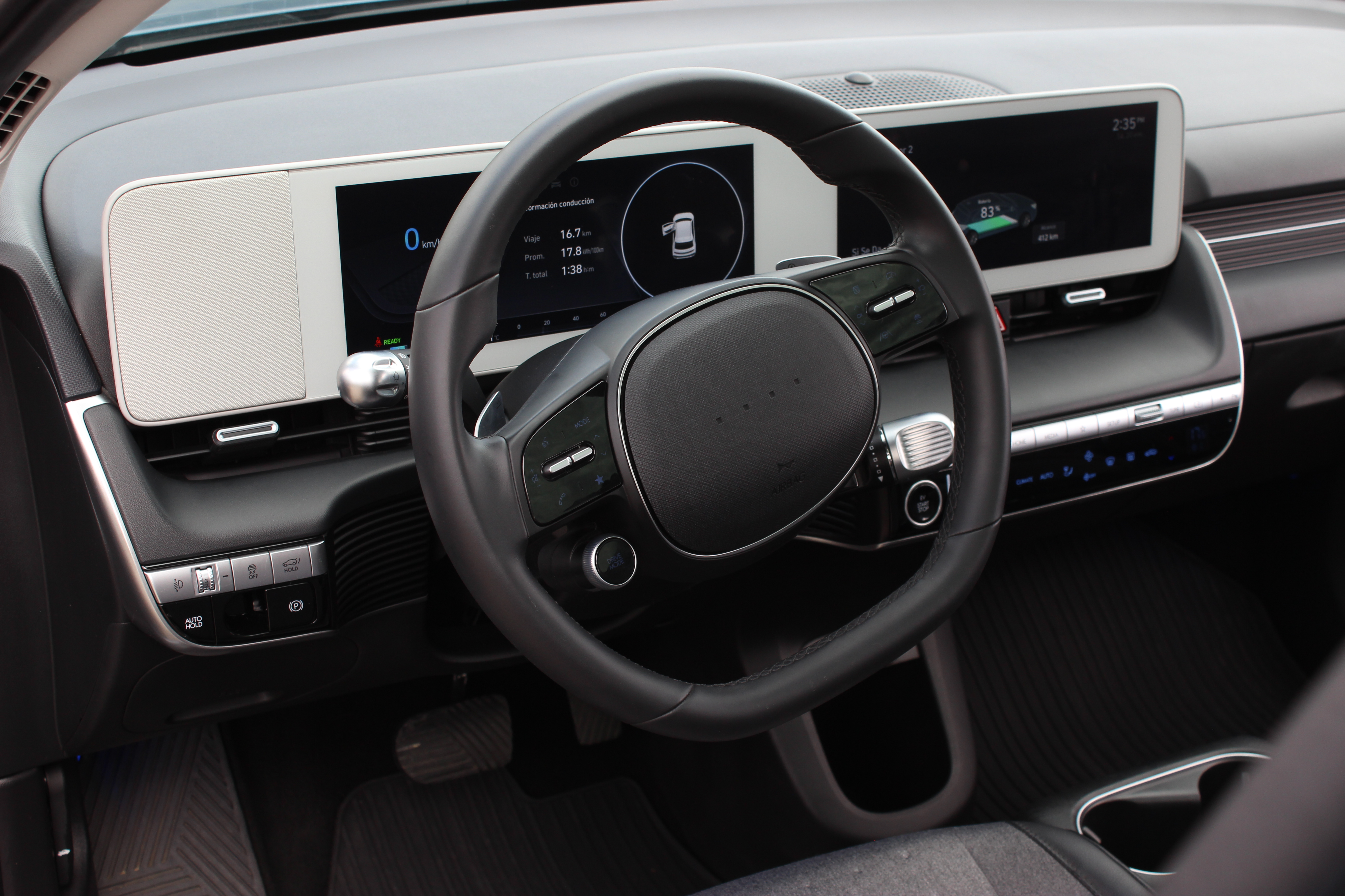 El sistema multimedia del Hyundai Ioniq 5 incluye una pantalla táctil de 12,3”. El panel de instrumentos funciona con una de las mismas dimensiones.