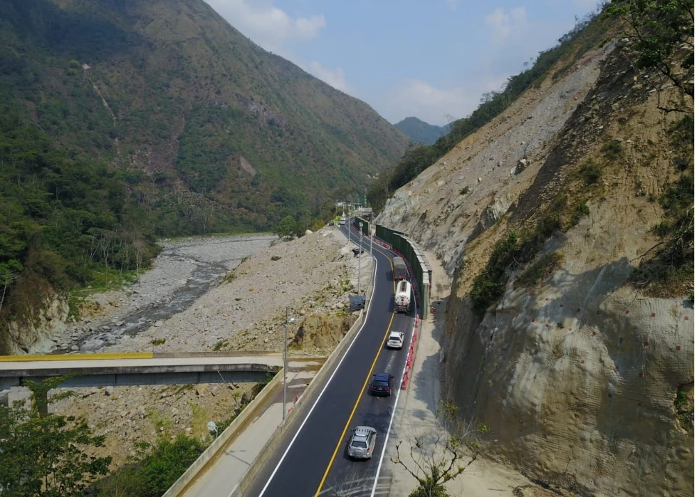 Cierran vía al Llano por camión que se incendió en el túnel de Quebrada Blanca