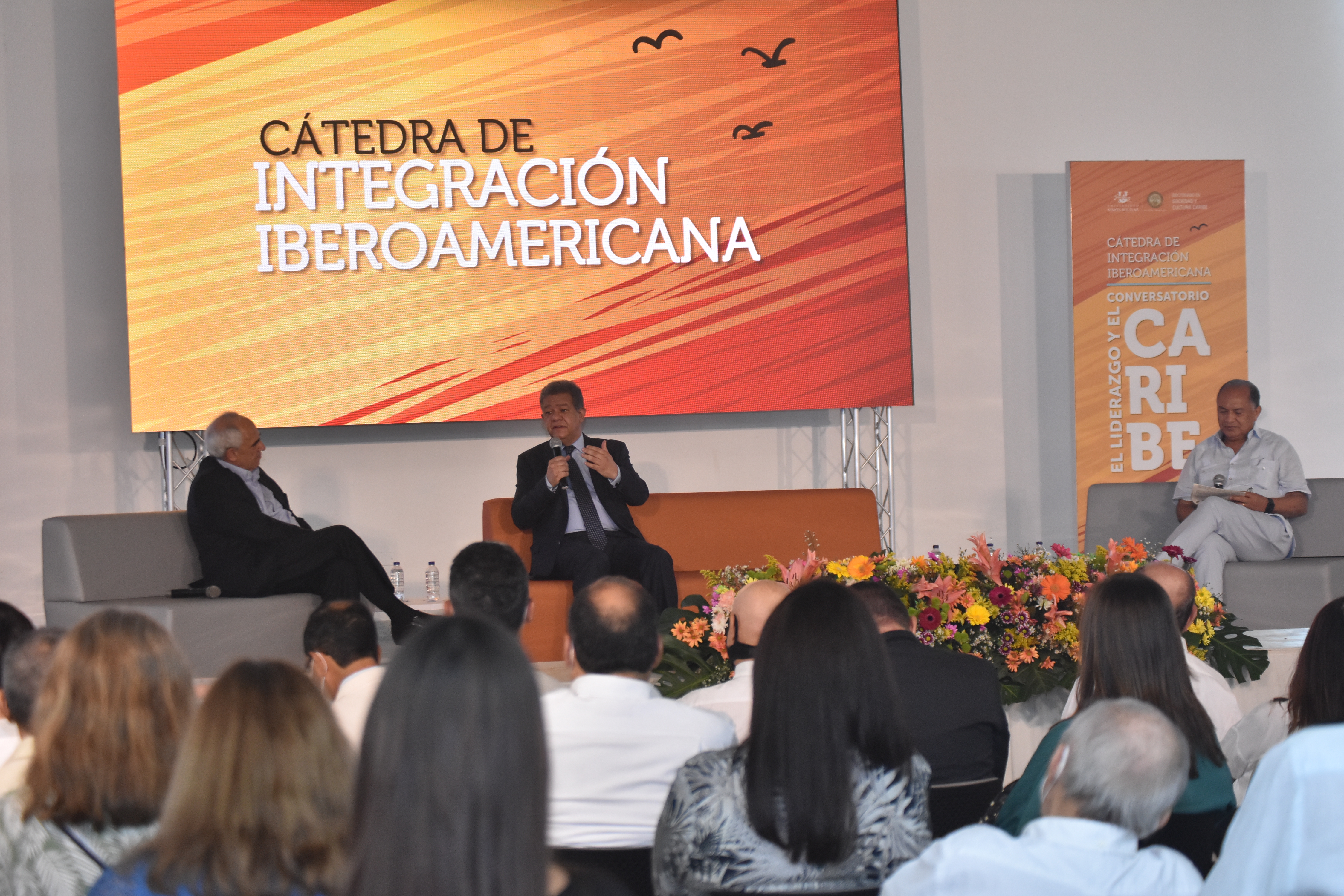 El conversatorio en el que participaron los expresidentes Samper y Fernández (centro), moderado por el exministro Amylkar Acosta, se realizó en la Casa de la Cultura de América Latina La Perla, de Unisimón.
