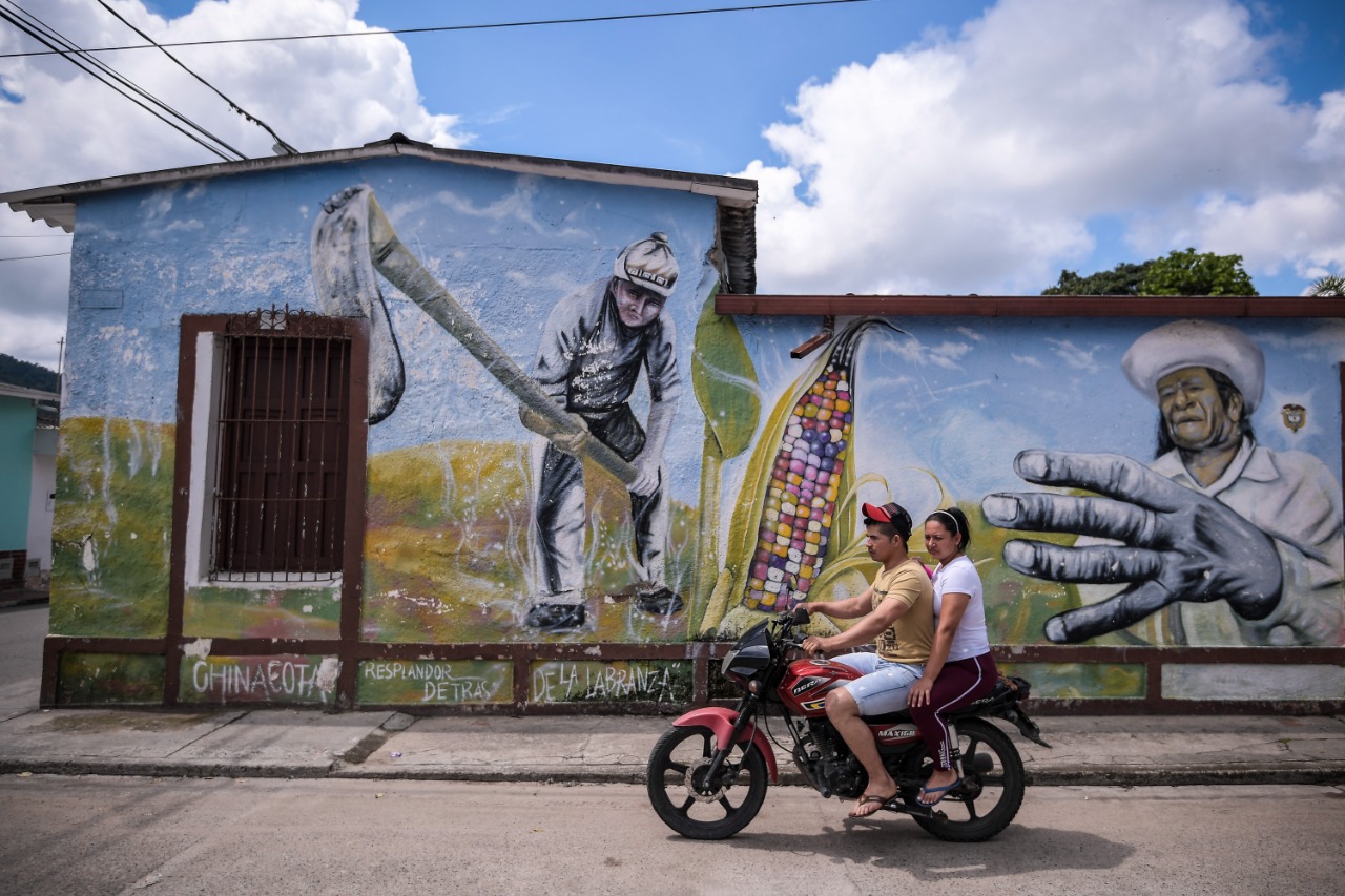 Mural en Chinácota, Norte de Santander, hecho en el marco de diferentes ediciones del Encuentro Internacional de Muralismo y Arte Público “Por la paz de los pueblos”.